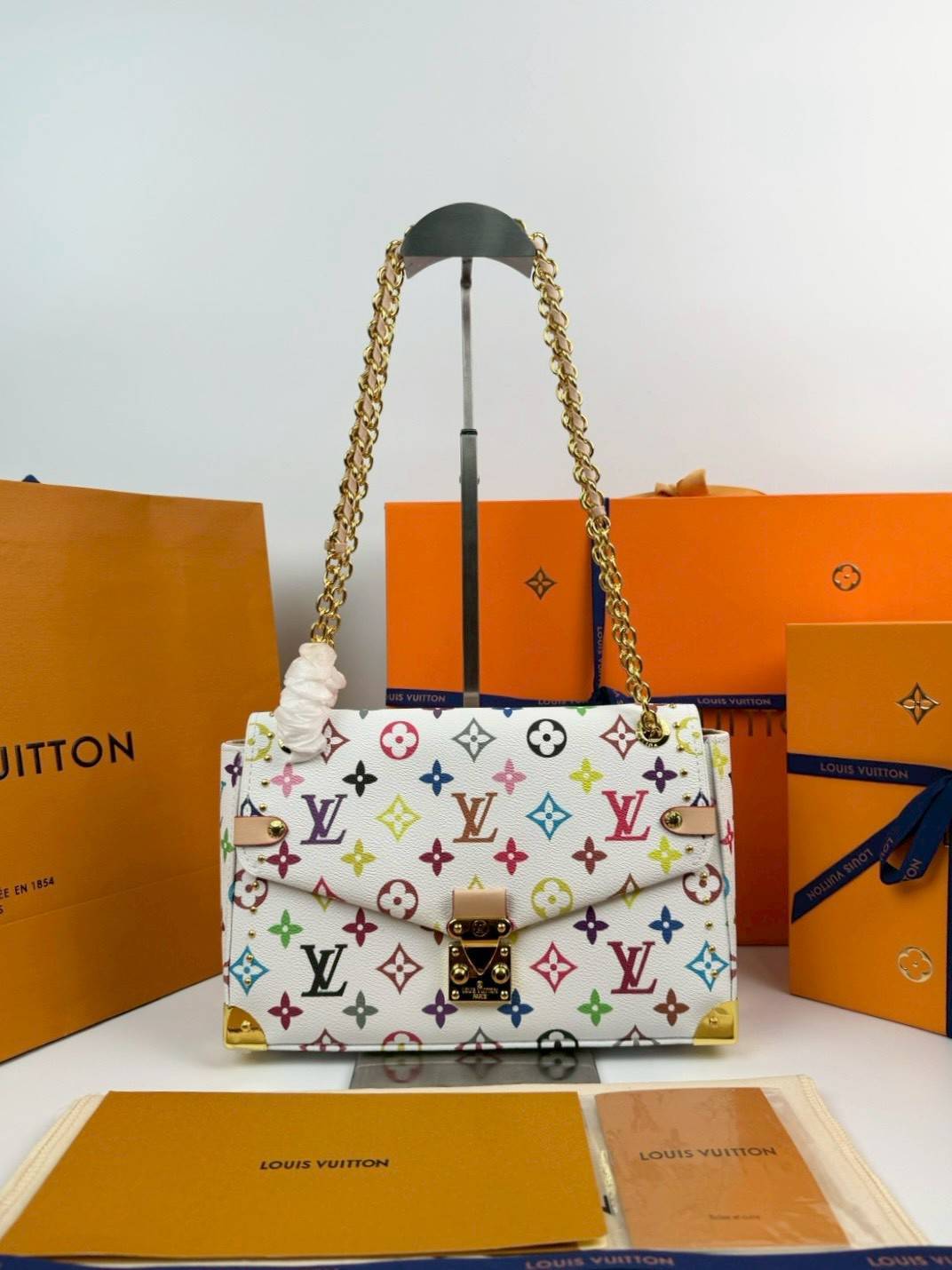 ORI หนังแท้ | LV Trunkie bag กระเป๋าสะพายรุ่นใหม่ ดีไซน์ร่วมสมัยโดดเด่นด้วยมุมโลหะ เฉลิมฉลองเอกลักษณ์ที่สืบทอดมาอย่างยาวนาน ผสานฟังก์ชันการใช้งานเข้ากับความหรูหรา Monogram แคนวาสตกแต่งหมุดสีทอง สะท้อนถึงกระเป๋าเดินทางสไตล์วินเทจ