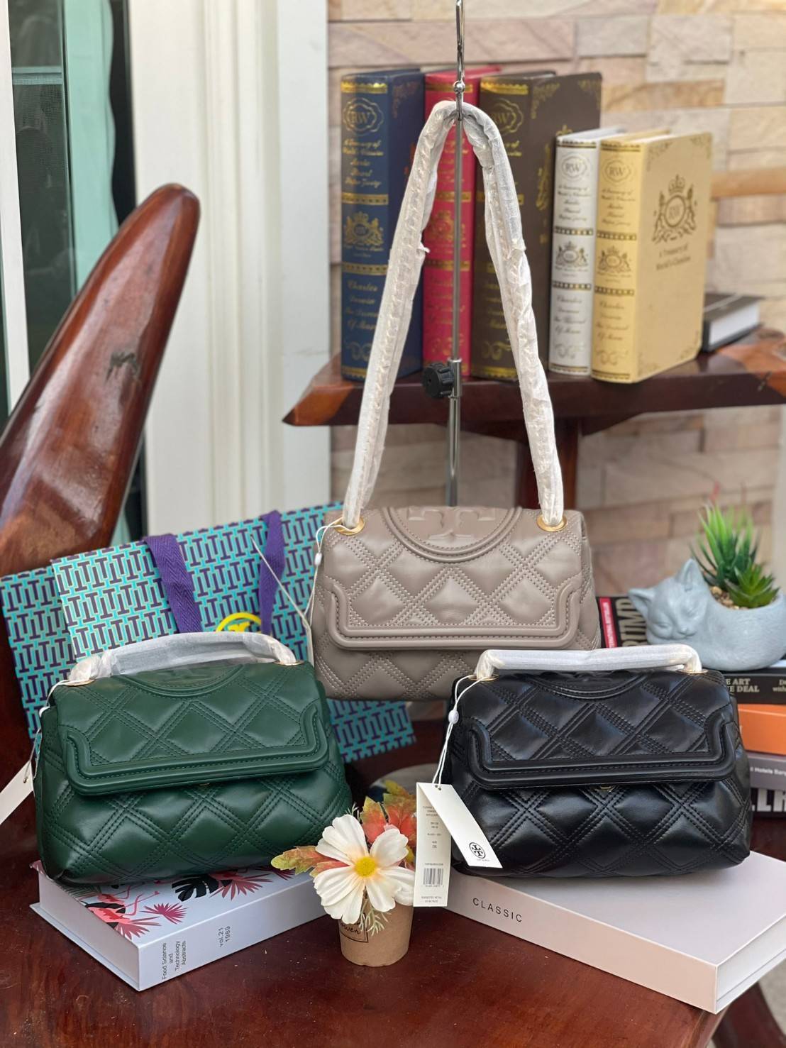 ของแท้ 💯% Tory burch Fleming Soft Small Convetible Shoulder bag กระเป๋าเฟลมมิ่ง (Fleming) สุดคลาสสิค ทำจากหนังนุ่มกับเทคนิคการเย็บแบบควิลท์ เพิ่มความเป็นเอกลักษณ์ด้วยโลโก้ลายดับเบิ้ล