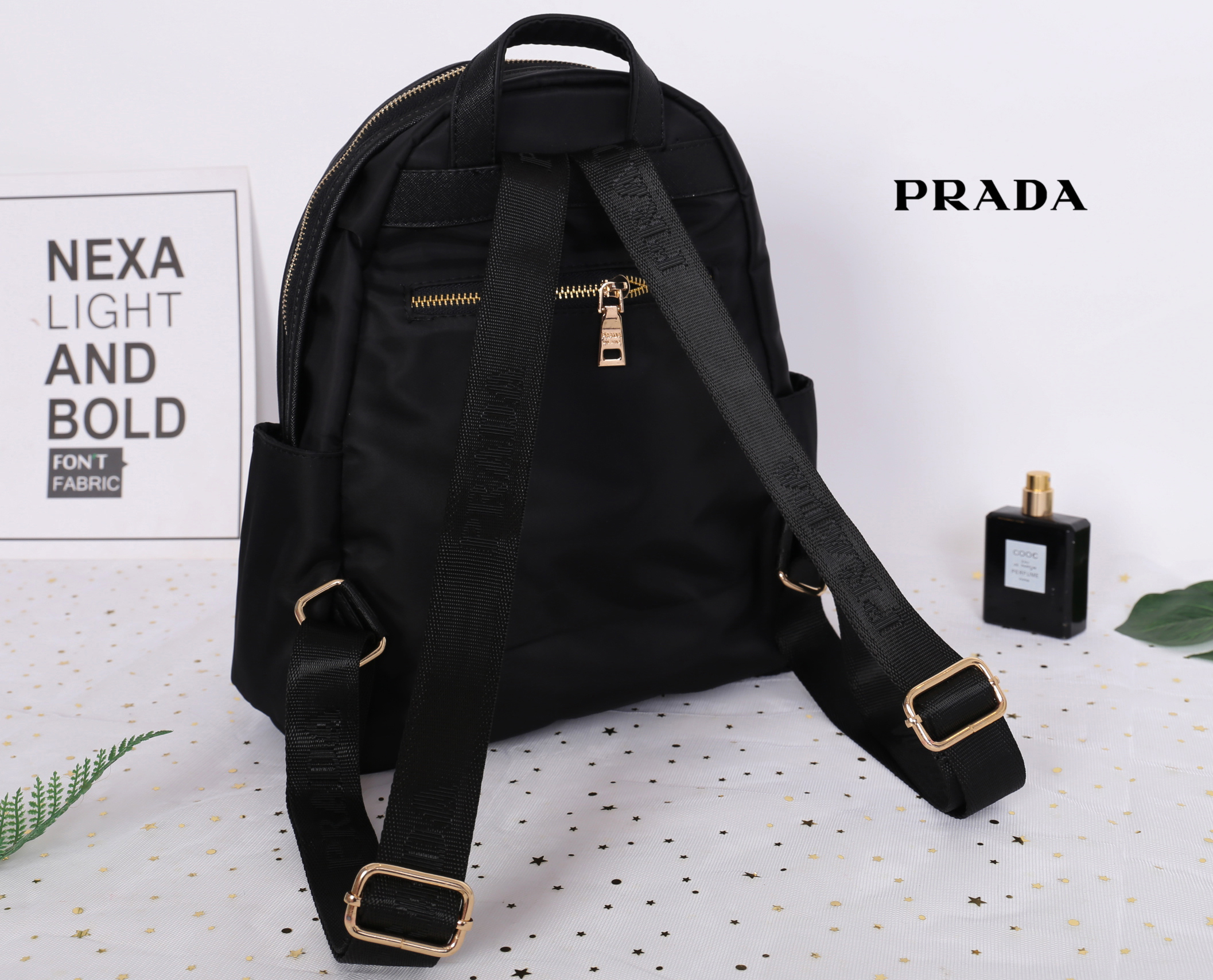 Prada Nylon Backpack สินค้า Premium gift วัสดุผ้า Nylon คุณภาพดี วัสดุอะไหล่ทองสวยหรู น่าใช้ ดีไซน์คลาสสิค ด้านหน้ามี 1 ช่อง มีตัวล๊อก ตัวช่องสามารถใส่ Ipad ได้ ด้านข้างมีช่องใส่ของจุกจิกได้ทั้งสองฝั่ง รุ่นนี้เปิดปิดแบบซิป ด้านในโล่งกว้าง จุของได้เยอะเลยค