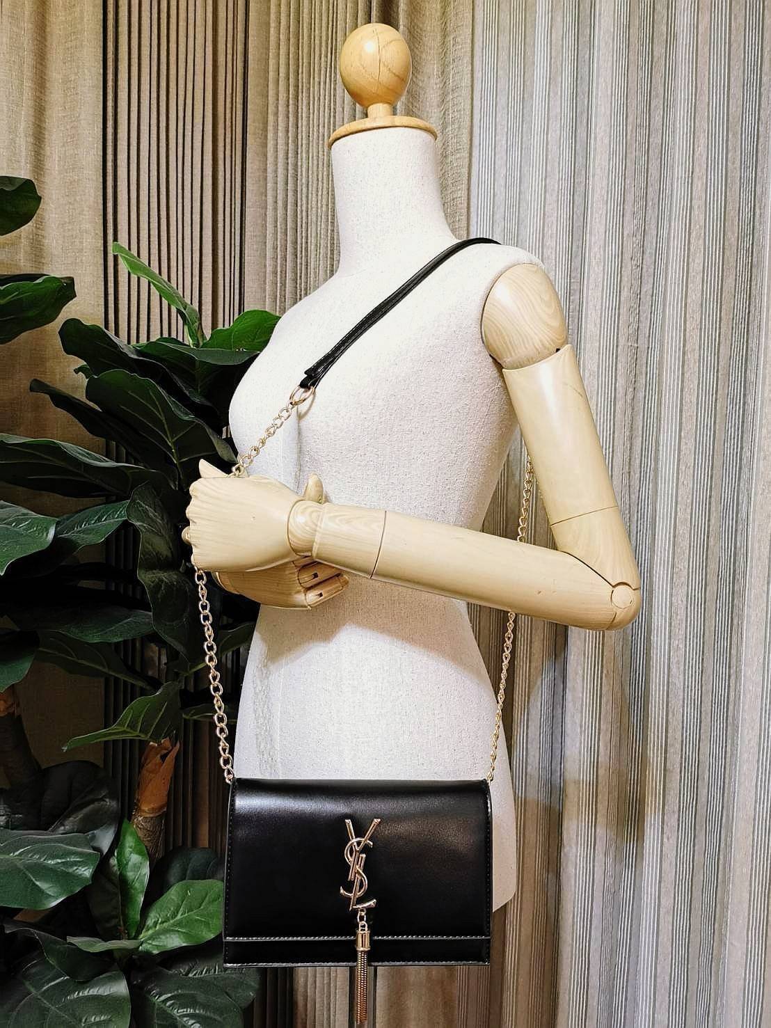 VIP YVES SAINT LAURENT YSL BAG / YSL Small Kate Bag กระเป๋าสะพายดีไซน์ทรงสี่เหลี่ยมหนังเรียบสวยอยู่ทรงเปิดปิดด้วยฝาปิดกระดุมด้านหน้าประดับโลโก้แบรนด์อะไหล่ทองพร้อมโซ่ห้อยฟรุ้งฟริ้ง ภายในโล่งสามารถใส่มือถือ กระเป๋าสตางค์ ของจุกจิกได้เยอะมีสายสะพายโซ่ต่อหนั