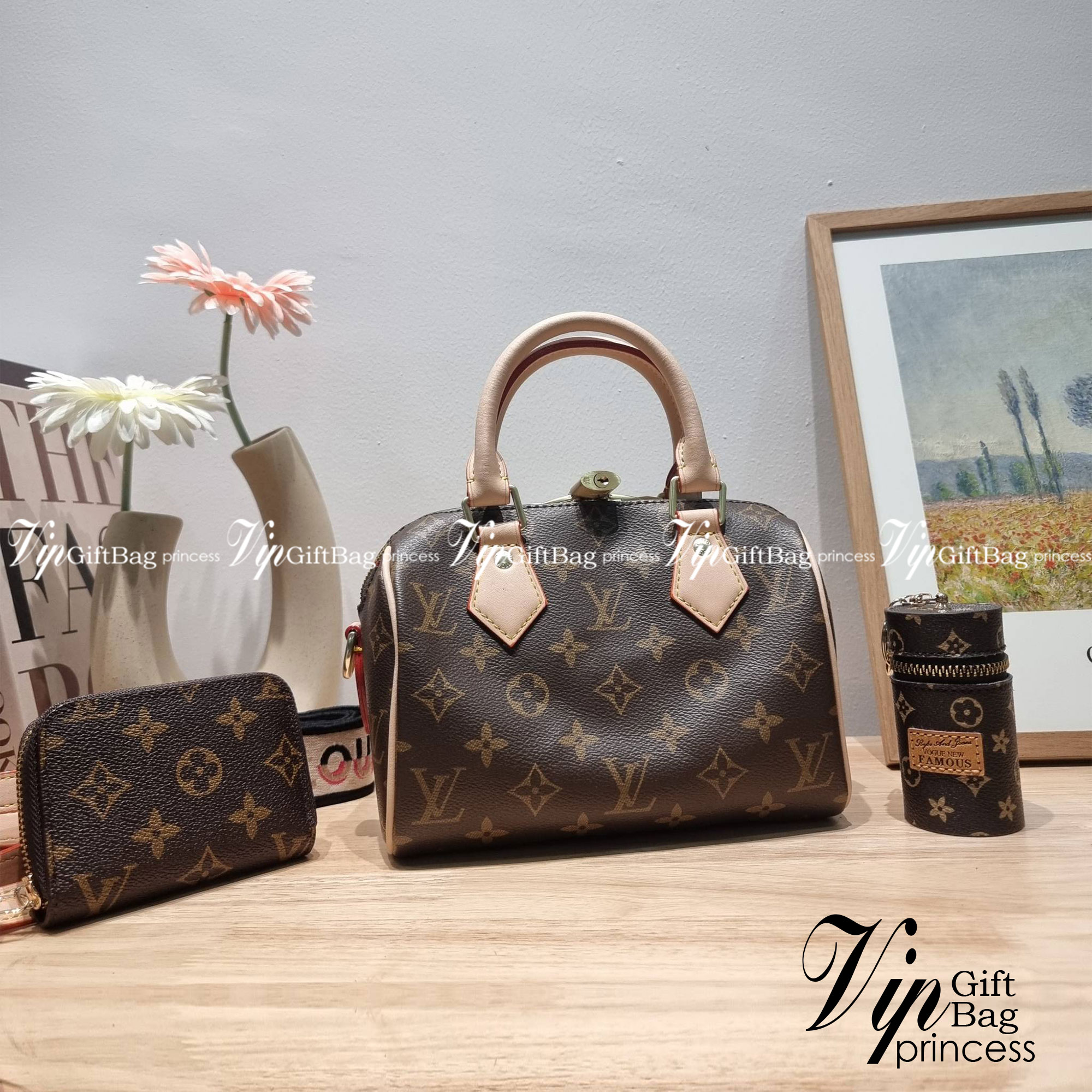 Set 3 ใบ LV Speedy Bandoulière 20 New in!! กับ box set ชวนสะสม ที่จับเอารุ่นยอดฮิต มามิกซ์รวมกับไอเท็มสุดคุ้มของมันต้องมี!! จัดเรียงให้อยู่ในกล่องสุดหรู ไม่ว่าจะตัวกระเป๋า กระเป๋าสตางค์ กระเป๋าจิ๋ว ใบไหนๆก็นำมาใช้งานได้จริง คุ้มค่ามากๆ แถมฟรี! ริบบิ้นลายล