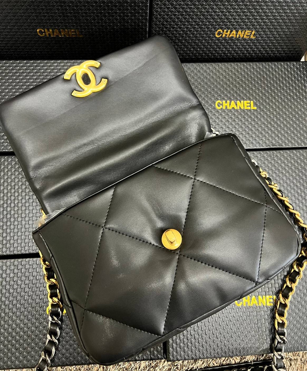 CHANEL 19 FLAP BAG / CHANEL LEATHER SHOULD BAG จำนวนจำกัด_หนึ่งในรุ่นที่สาวๆต้องมีค่า