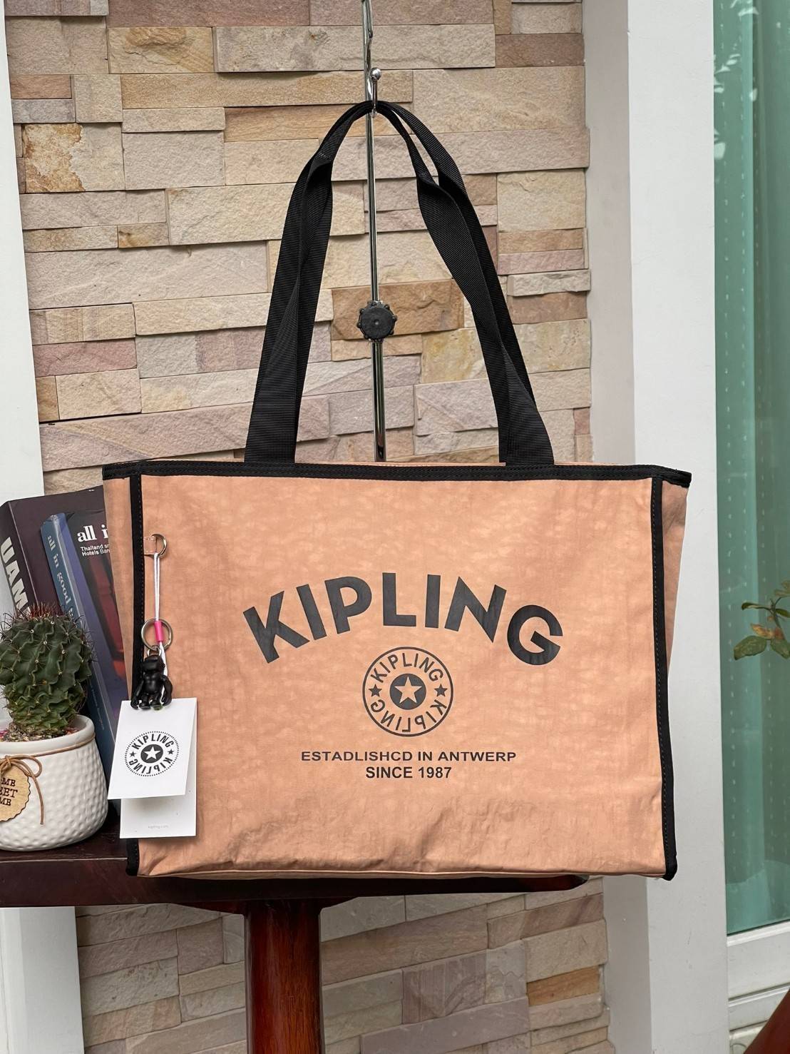 Kipling Stacey Tote Bag(KI3101) คอลเลคชั่นใหม่ล่าสุดจากkipling เป็นกระเป๋าที่มีสายคล้องเอาไว้ใช้งานบริเวณไหล่ สามารถจัดเก็บสิ่งของได้ในจำนวนมาก รวมไปถึงตัวซิปที่มีความไหลลื่น ใช้งานง่ายไม่มีสะดุดในขณะเดียวกันตัวกระเป๋าเองก็มีน้ำหนักเบามาก ๆ พื้นฐานที่สามา