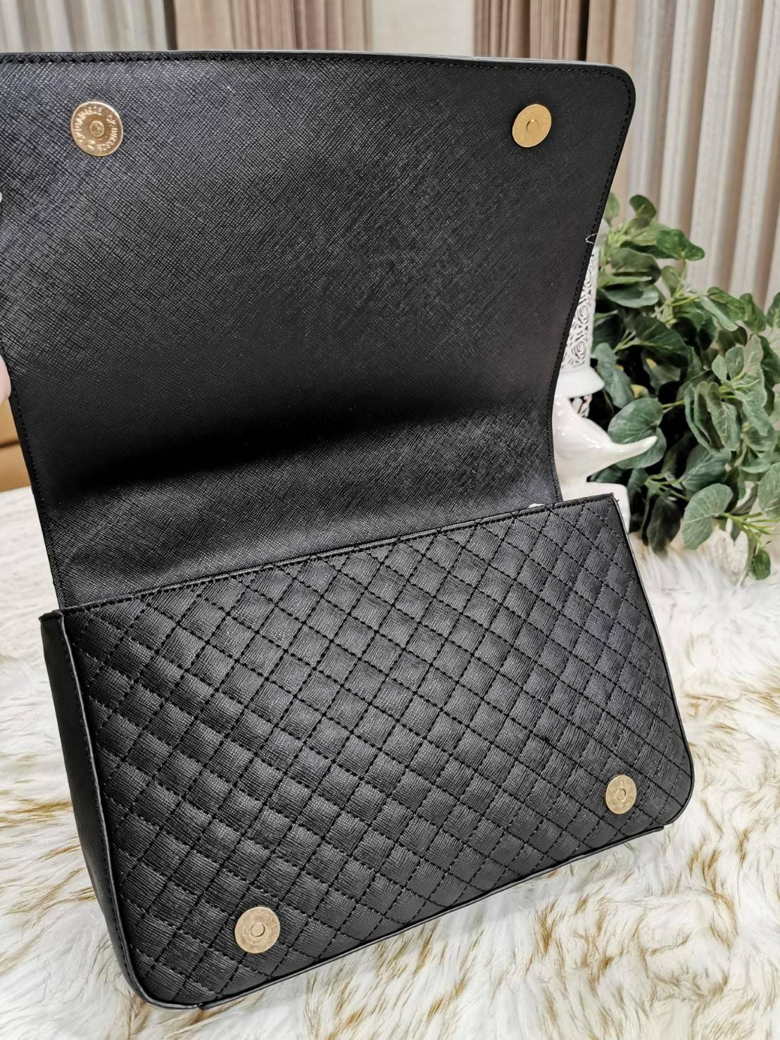 GUESS CROSSBODY BAG กระเป๋าสะพายรุ่นใหม่ล่าสุดทรงเหลี่ยมหนังสวยเดินเส้นลายตารางอยู่ทรงด้านหน้าประดับโลโก้ GUESS อะไหล่ทอง เปิดปิดด้วยฝาปิดกระดุมแม่เหล็ก ภายในมีฌลโก้และช่องซิป กว้างและจุใส่กระเป๋าสตางค์ใบยาว ของจุกจิกได้เยอะ สายสะพายโซ่ตมีที่รองบ่าจะเลื่อ