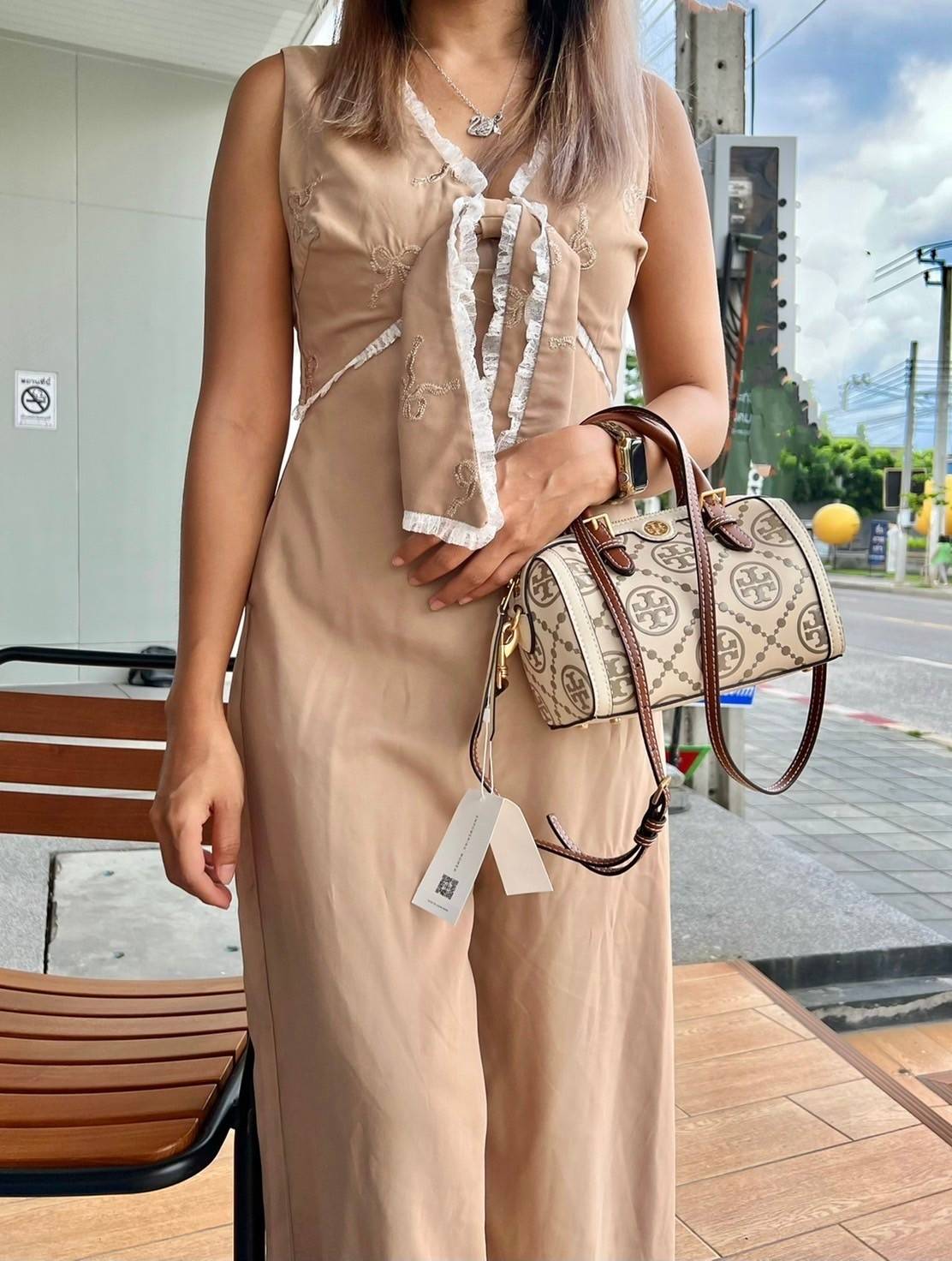 Tory Burch T-Monogram Mini Embossed Wine Bucket Bag / Tory Burch Mini Bucket กระเป๋าถือหรือสะพายไหล่ ทรงหมอนขนาดเล็ก ประดับด้วยลวดลายอันเป็นสัญลักษณ์ของแบรนด์ ถูกประดิษขึ้นด้วยความพิถีพิถันวัสดุหนังอย่างดี ด้านในบุด้วยหนังไมโครซูแอคเนื้อนุ่มทำความสะอาดง่า