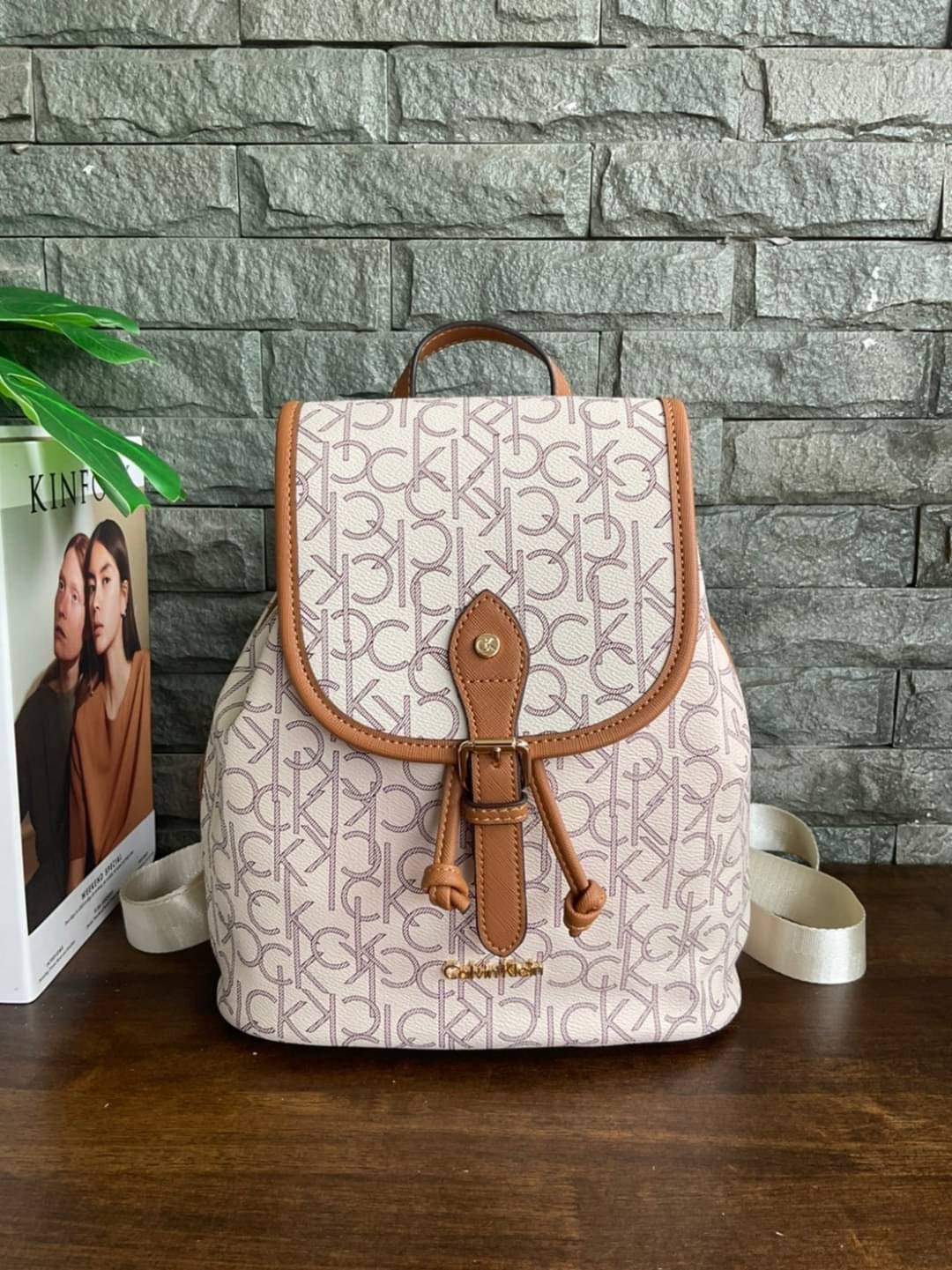 CALVIN KLEIN Monogram Backpack กระเป๋าสะพายเป้รุ่นใหม่ชนช้อป รุ่นยอดนิยม วัสดุ PVC คุณภาพดี หนังนิ่มสวย ฐานกระเป๋าแข็ง ตั้งอยู่ทรงรองรับน้ำหนักได้ดีมากๆ ตัวกระเป๋ามีน้ำหนักเบา ด้านหน้าประดับด้วยโลโก้แบรนด์ สายยาวดีไซน์เก๋ สะพายไม่เจ็บไหล่ เลื่อนปรับได้ฟรี