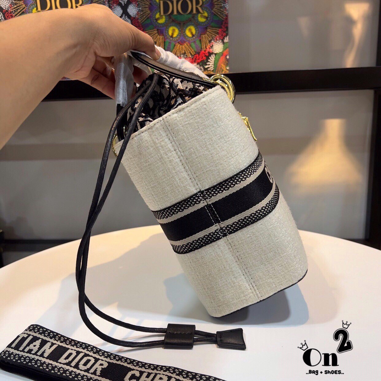 Lady Dior limited edition Bag DIOR WOMEN MEDIUM LADY D-LITE BAG กระเป๋า Lady D-Lite ผสมผสานความสง่างามและคลาสสิก