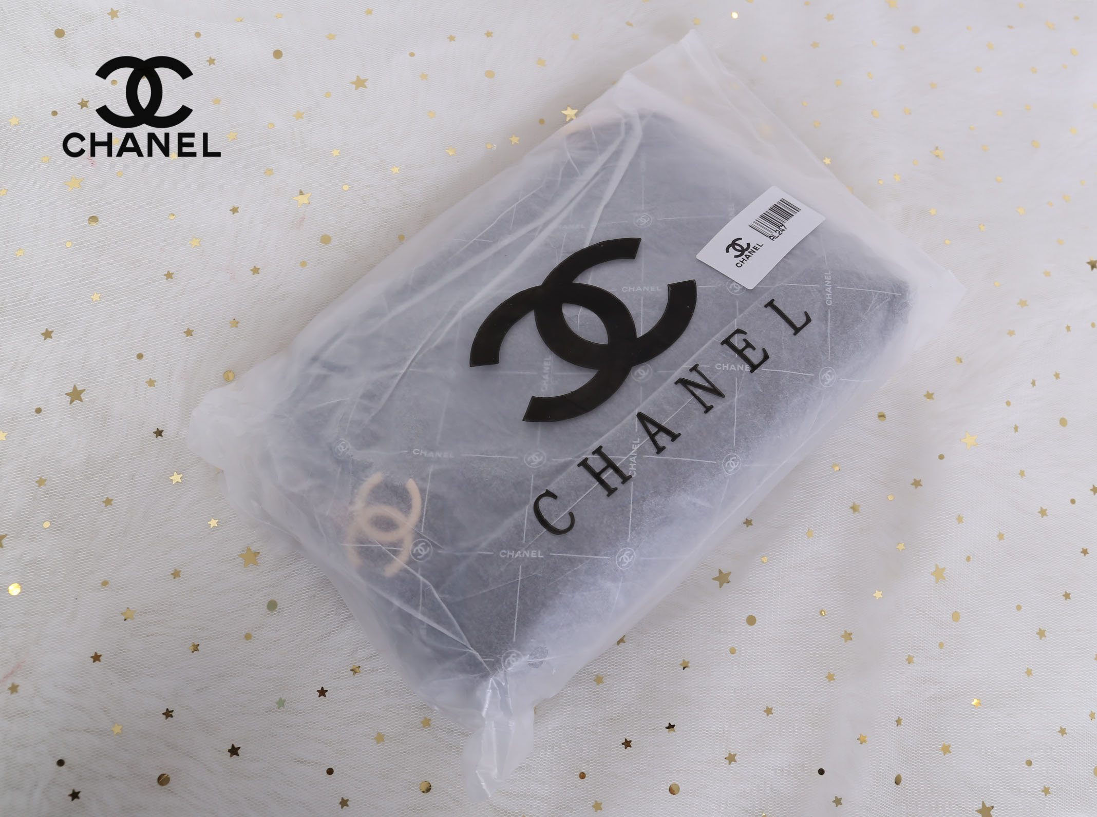 CHANEL Caviar Wristlet Crossbody Bag / Chanel Shoulder Bag With Chain กระเป๋าหนังลายเวียร์ปั๊มโลโก้แบรนด์ด้านหน้าสวยหรูดูแพง มาพร้อมจี้โลโก้แบรนด์ห้อยสีทองเก๋ๆน่ารัก