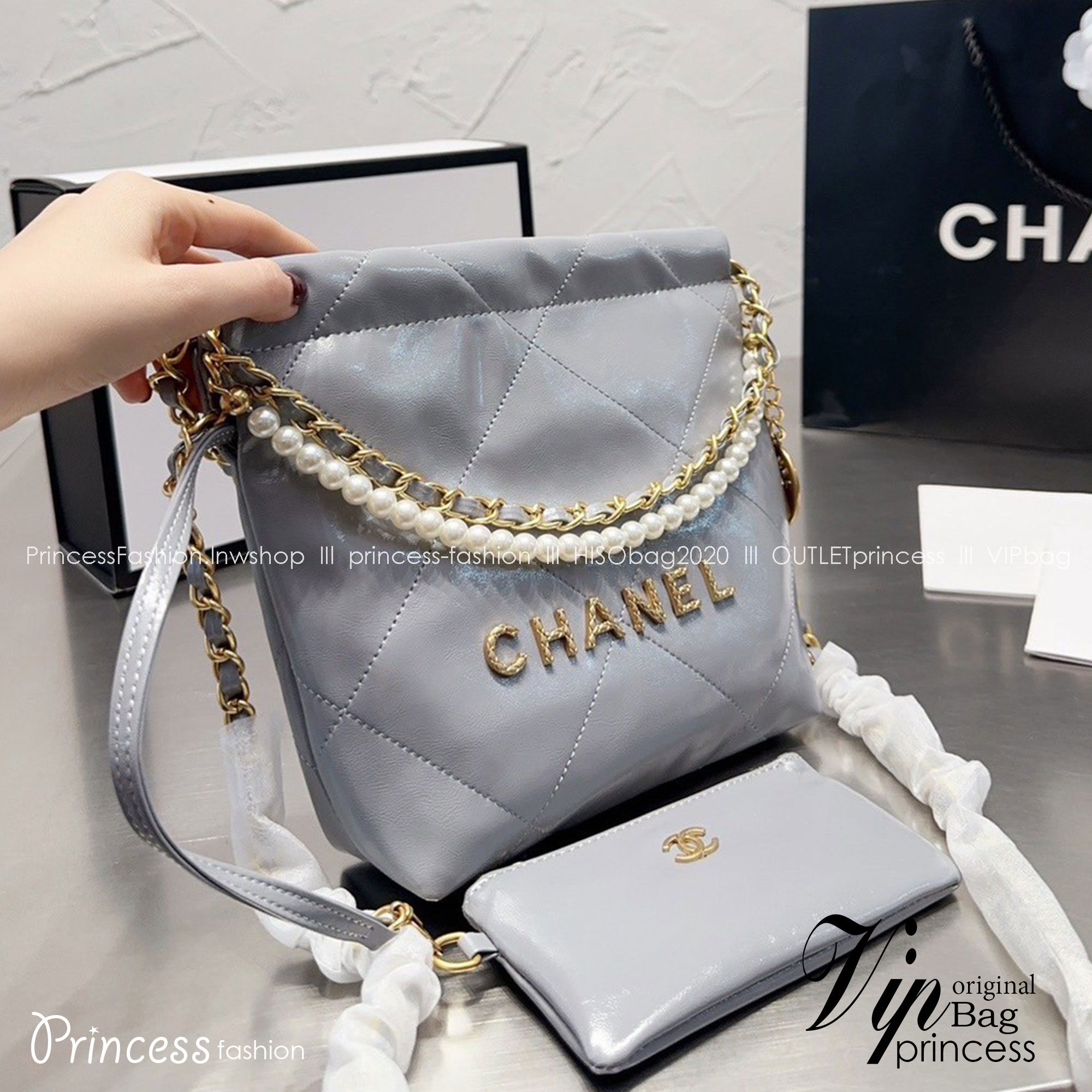 Chanel 22 mini bag with pearls 8" / Chanel Bag พร้อมส่ง กระเป๋าสะพาย สายโซ่อะไหล่ทองพร้อมสายมุกสวยหรู ทรงยอดฮิตในปี 2023 หิ้วหรือคล้องไหล่ได้ มาพร้อมกล่อง อปก ครบเซ็ท รอบนี้จัดราคาพิเศษสุดคุ้มค่ะ ใช้งานต่างประเทศได้ ภาพถ่ายจากงานขายจริง