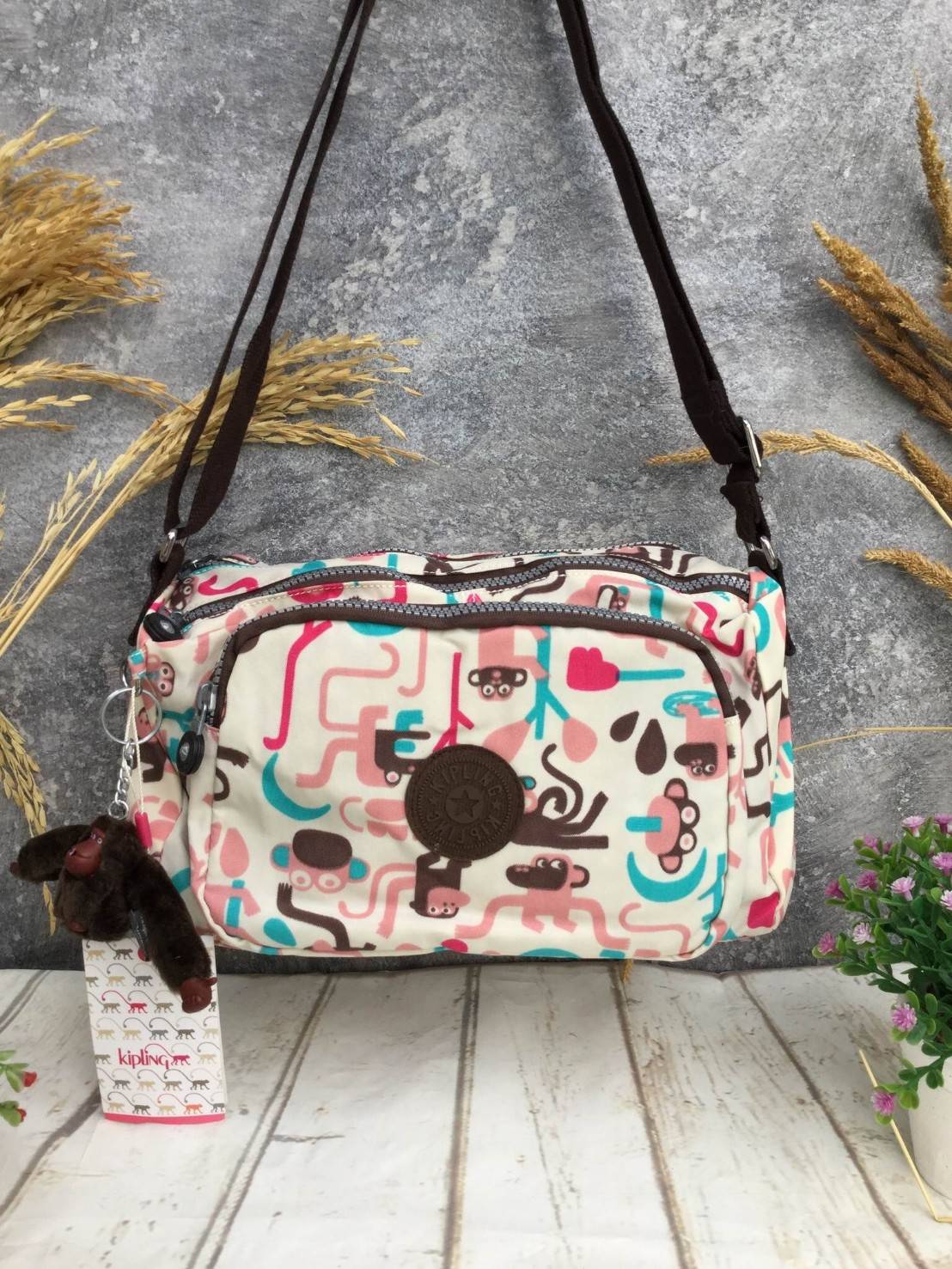 กระเป๋าสะพาย KIPLING รุ่น Reth วัสดุไนล่อนคุณภาพดี มาพร้อมดีไซน์ทันสมัย และสามารถใช้งานได้อย่างดี เข้ากับทุกการแต่งตัว โดดเด่นด้วยพื้นที่ภายในและช่องต่างๆ ที่ให้คุณจัดเก็บของสำคัญได้ครบถ้วน ไม่ว่าจะเป็นมือถือ ปากกา หรือไอเท็มจำเป็นของคุณ สายสามารถปรับและถ