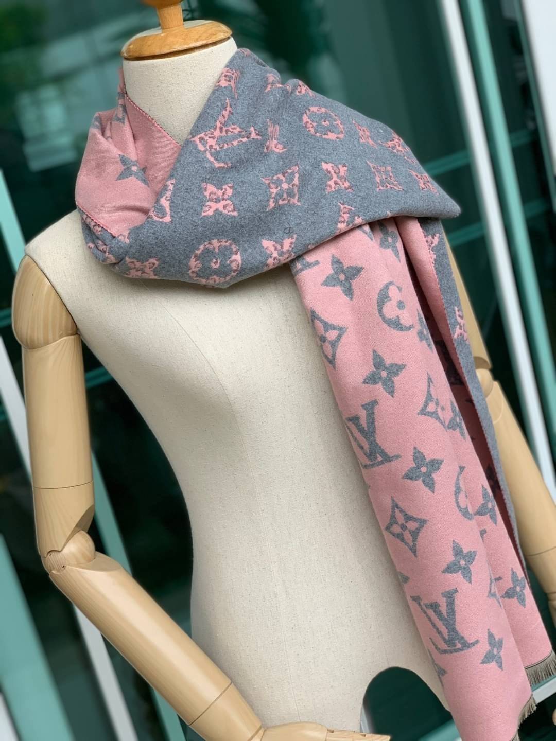 Louis Vuitton Women’s Scarves Accessories อีกหนึ่งแบรนด์ดังจากปารีส ด้วยงานพรีเมี่ยมกิ้ฟ ส่งมอบความรู้สึกดีๆให้กับคนที่คุณรัก ในรูปแบบผ้าพันคอและผ้าคุมไหล่ผืนใหญ่ให้ความอบอุ่น ถักทอด้วยผ้าcashmere ผ้าเนื้อดี สัมผัสนุ่มมือ ทอลายในตัว สีและลายคมชัด เหมาะสำห