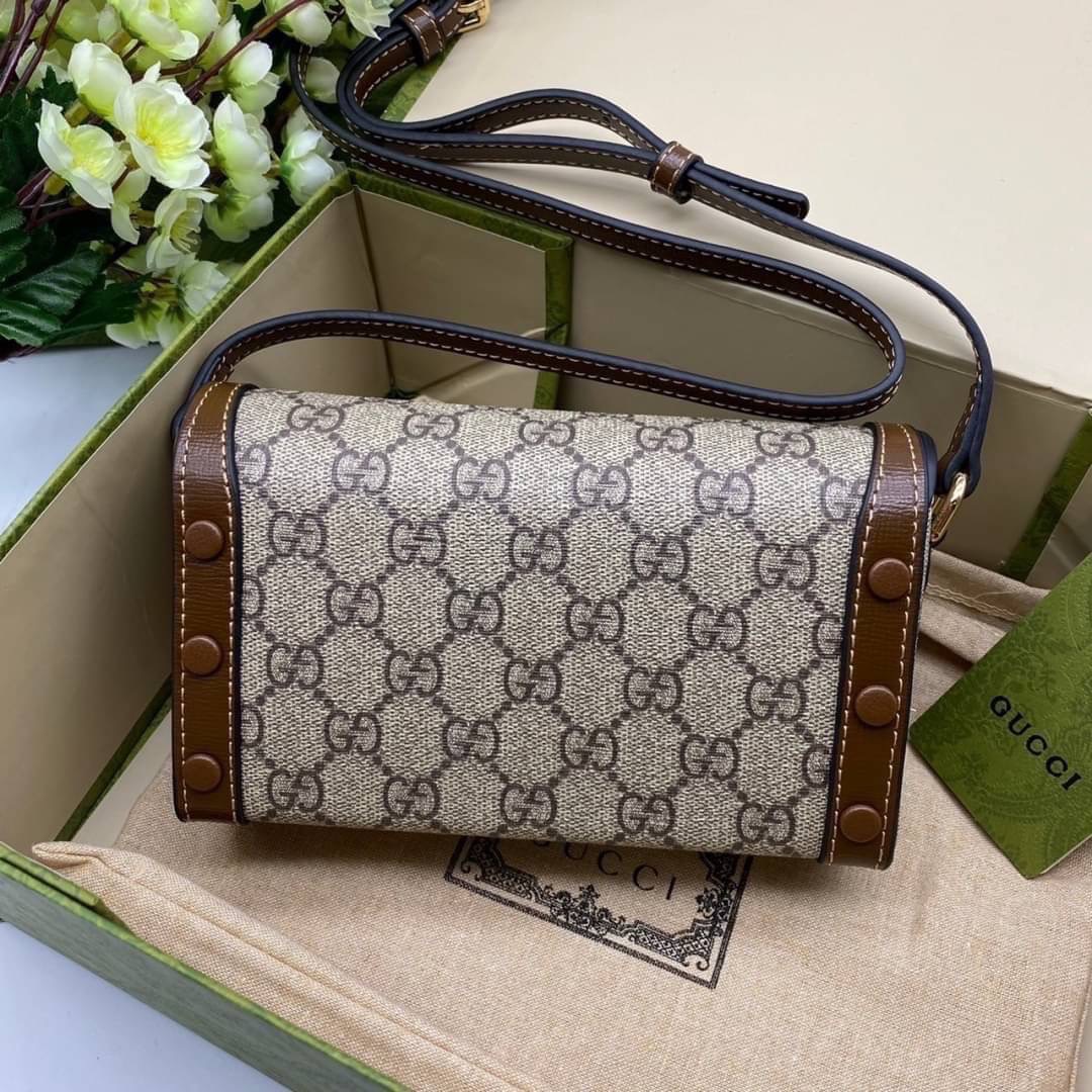 GUCCI HORSEBIT 1955 MINI BAG กระเป๋าสะพาย กระเป๋าใส่โทรศัพท์ ดีไซต์สัญลักษณ์วงแหวนตามแบบฉบับ GG มาพร้อมกล่องแบรนด์และสายสะพายยาวที่สามารถปรับระดับได้ พร้อมส่งให้สะพาย สวยๆ กันแล้ววันนี้ ใบนี้ must have..ค่ะ.!!