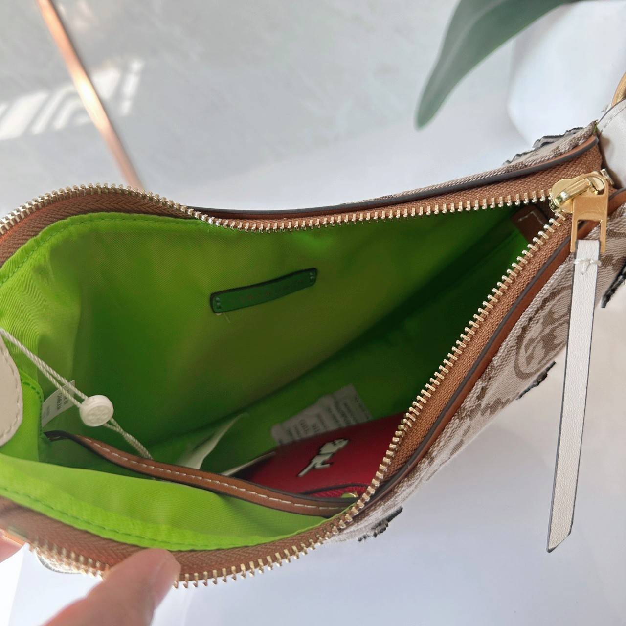 TORY BURCH Mini T Monogram Embroidered Rabbit Crescent Bag 🐇 คอลเลคชั่นกระต่ายสุดร้อนแรงแห่งปี 🥕🥕 คอลเลคชั่นทีบ่งบอกสไตล์ที่ทันสมัยทรงครึ่งวงปักลายกระต่ายบนกระเป๋าสุดน่ารัก โด่ดเด่น