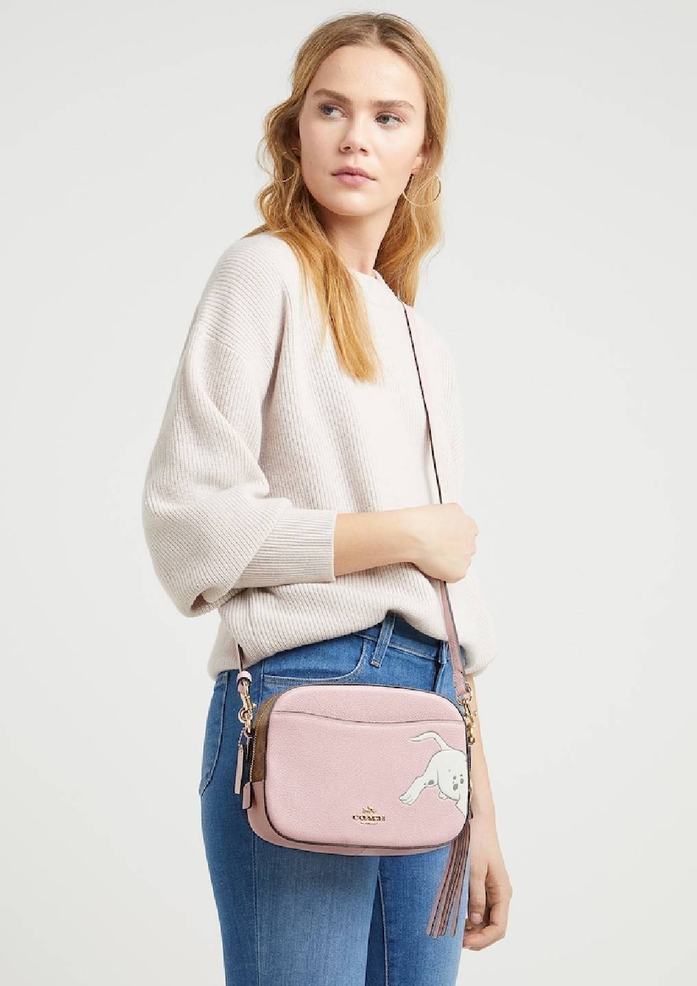 DISNEY X COACH Crossbody Bag 2019 New collection & Limited collection กระเป๋าสะพายขนาดกำลังน่ารัก วางอยู่ทรง วัสดุหนัง ลายตัวการ์ตูน Disney 3 charactors เปิดปิดด้วยซิป ภายในโล่ง ใส่ wallet ยาว มือถือได้ทุกรุ่นมีช่องเล็ก และช่องซิป พร้อมสายสะพายยาว ถอด ปรั