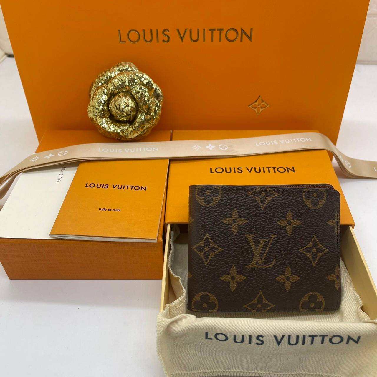 VIP GIFT 】หนังแท้ LOUIS VUITTON MEN WALLET MONOGRAM ฿ DAMIER CANVAS กระเป๋าสตางค์ผู้ชาย รุ่นยอดขายไม่เคยตก ใบจริงดูผู้ดี ดูแพง!! ภายในมีช่องใส่บัตรได้เยอะ ใส่ธนบัตรได้ พร้อมเสิร์ฟถึงบ้าน ซื้อให้คุณหนุ่มๆ รับรองประทับใจไม่ลืมจ้า