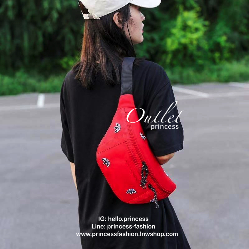 Adidas Originals By Alexander Wang Logo Bum Bag กระเป๋าสไตล์คาดอกแบบออริจินัล ที่ออกแบบลวดลายสีสันโดย คุณแวง ดีไซเนอร์ชื่อดังที่ถือว่าหน้าใหม่ไฟแรง ด้วยอายุที่เพียงน้อยนิด ตัวกระเป๋าปักโลโก้เป็นsignature ของอาดิดาสรอบใบ วัสดุผ้าไนล่อน น้ำหนักเบา มีช่องซิป