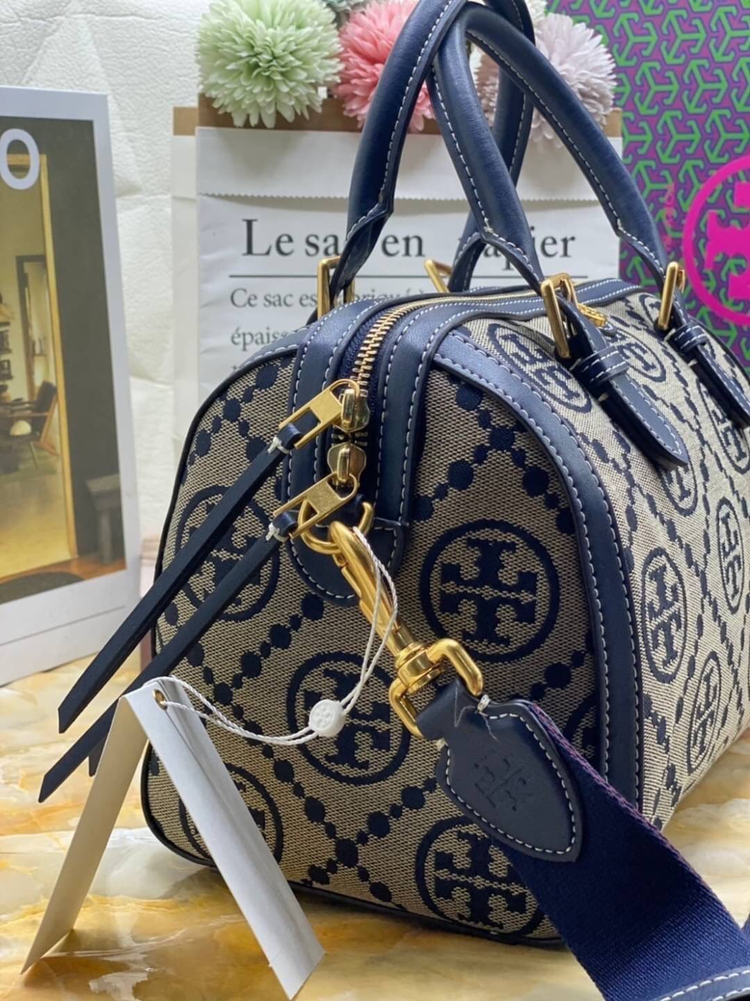 พร้อมส่งความสวย!!! medium TORY BURCH FACTORY MONOGRAM JACQUARD BOSTON BAG กระเป๋าถือหรือสะพายรุ่นใหม่ล่าสุดจาก TORY BURCH FACTORY วัสดุ Woven Jacquard & Leather ในลาย Jacquard คงเอกลักษณ์แบรนด์สวยอยู่ทรงดีไซน์โดดเด่นทรง Boston เปิดปิดด้วยซิปคู่สะดวกใช้ขนา