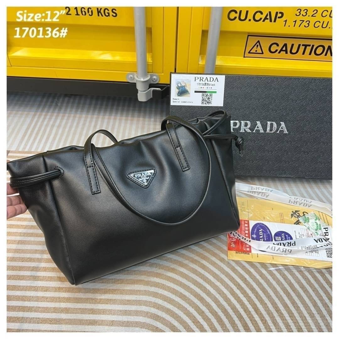 PRADA medium leather handbag กระเป๋าสะพายไหล่ดีไซน์สวยใช้งานง่าย สะเทือนวงการแฟชั่นแบบสุด! สาวๆหนุ่มๆติดแกลมต้องไม่พลาด สวยดูแพง