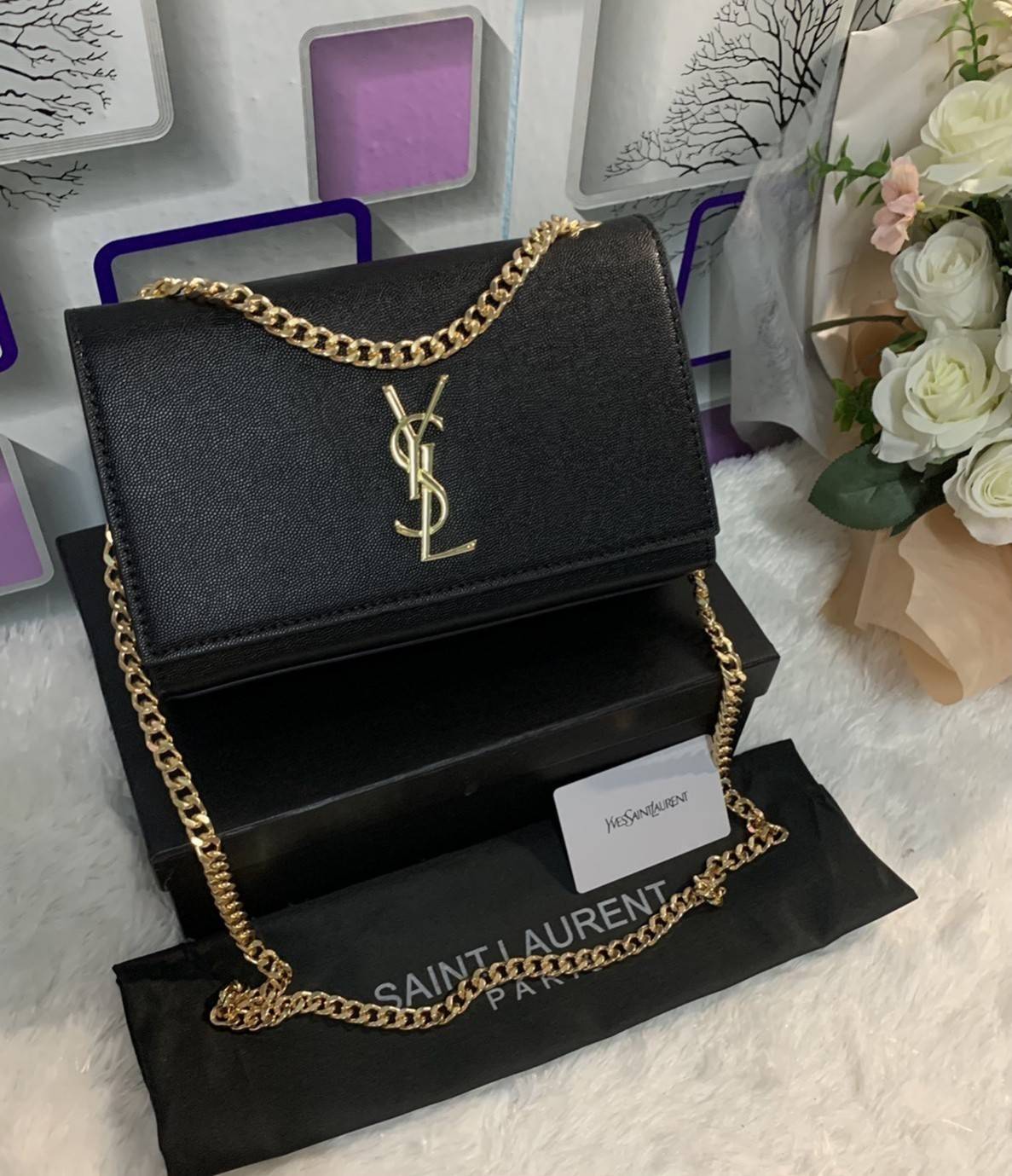 SAINT LAURENT Kate Medium leather shoulder bag VIP GIFT WITH PURCHASE (GWP) พรีเมี่ยมกิ้ฟ Limited Edition จาก YSL DUTY FREE COUNTER วัสดุหนังแกะสังเคราะห์ ลวดลายคล้ายหนังคาเวียร์ หนังสวย ใช้ทน อะไหล่ทองทั้งใบ ด้านหน้าประดับโลโก้แบรนด์ ขนาดกระทัดรัดกำลังดี