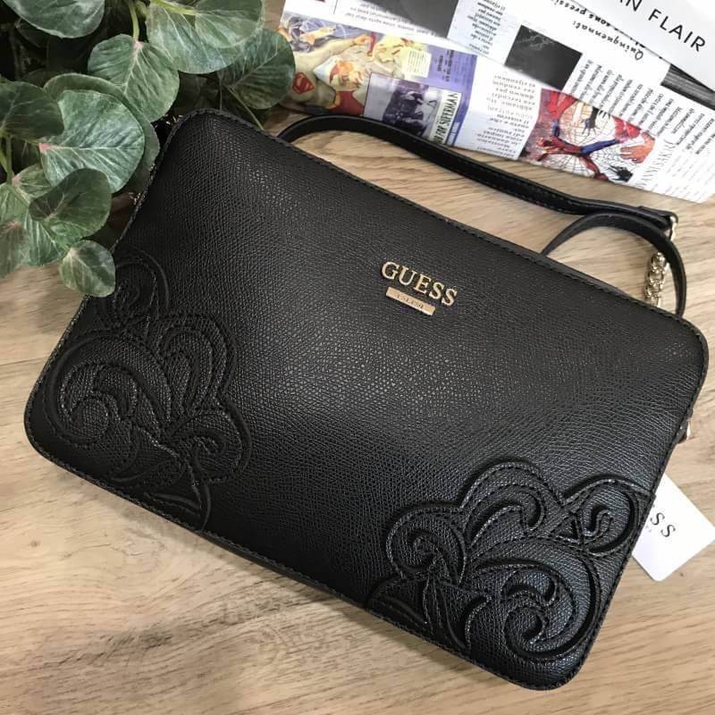 GUESS CROSSBODY/SHOULDER DEVYN BAG 2018 New arrival กระเป๋าสะพายไหล่หรือ crossbody วัสดุหนัง น้ำหนักเบา ด้านหน้างานปักหนังลายดอกไม้เพิ่มดีเทล เปิดปิด กระเป๋าด้วยซิปแบบหนัง+พร้อมลูกกุญห้อย ด้านในโล่ง และมี ช่องซิปหนึ่งช่อง พร้อมช่องใส่นามบัตร 2 ช่องค่ะ ผ้า