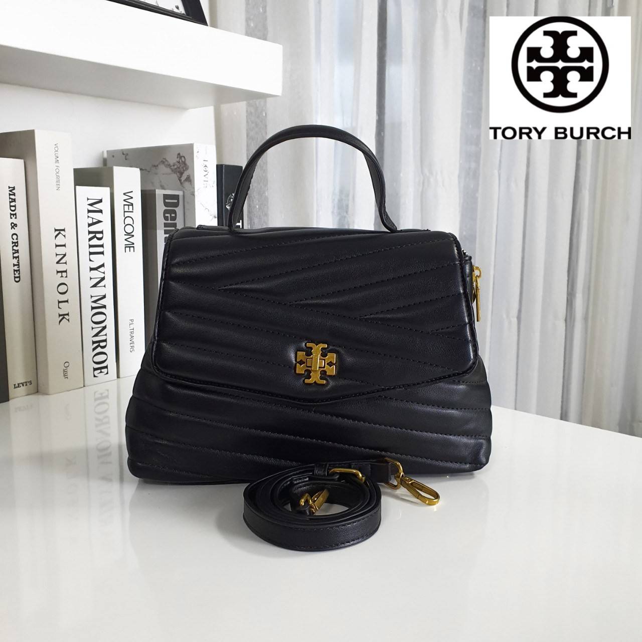 Tory Burch Kira chevron Qulited Bag กระเป๋าสะพายทรงสวย ใบขนาดเล็กกำลังดี วัสดุหนังสังเคราะห์ นิ่มมือมากกก **อะไหล่ทองวินเทจ ประดับโลโก้แบรนด์เป็นตัวล็อคด้านหน้า ด้านในบุผ้ากำมะหยี่สีแดง แบ่งช่องเป็นสักส่วน พร้อมช่องซิปกลาง สามารถใส่กระเป๋าสตางค์ใบกลาง มือ