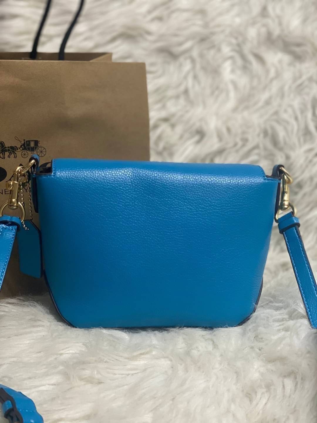 คอลเลคชั่นใหม่ ทั้งสวยทั้งคุณภาพค่ะ😘 COACH KARLEE CROSSBODY BAG 💐พร้อมส่ง ได้ไปไม่ผิดหวังแน่นอนค่ะ! สวยๆแบบคนดังระดับโลกกันค่าา กระเป๋าสะพายแบบครอสบอดี้ร์ หนังแท้นิ่มสวยงามมากๆค่ะ รูปทรงน่ารักกระทัดรัด เปิดปิดกระเป๋าแบบหมุนล็อค ภายในสามารถ