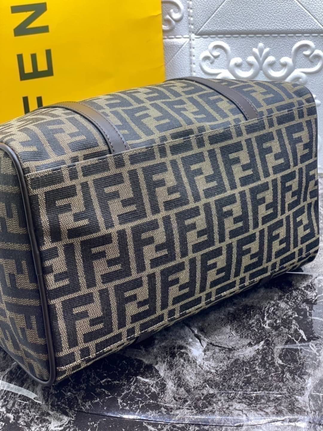 หนังแท้ Fendi Travel Bag Fendi Boston Vintage Bag พร้อมส่งที่ไทย Tobacco Zucca Canvas and Gold hardware. กระเป๋าเดินทางใบใหญ่กำลังดี ภายในโล่งกว้าง จุของได้เยอะ ภาพสินค้าถ่ายจากงานขายจริง ใช้งานต่างประเทศได้ค่ะ