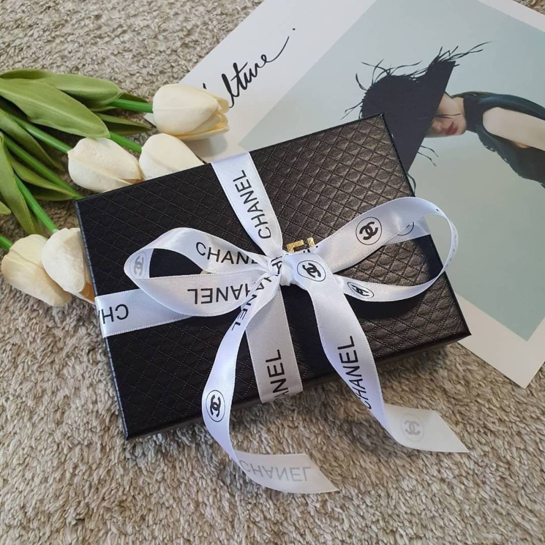 CHANEL zip short wallet มาพร้อม GIFT BOX สุดหรู! ครบชุดเซ็ตของขวัญ♡♡ กับ กระเป๋าสตางค์ใบสั้น แนะนำรุ่นนี้คะ งานพรีเมี่ยมกิ้ฟท์จากเค้าเตอร์ต่างประเทศ **ทรงน่ารักกก หนังเรียบ จากแบรนด์ CHANEL (GWP) ด้านหน้ามีโลโก้แบรนด์ CC สีทองหรู **อะไหล่สีท