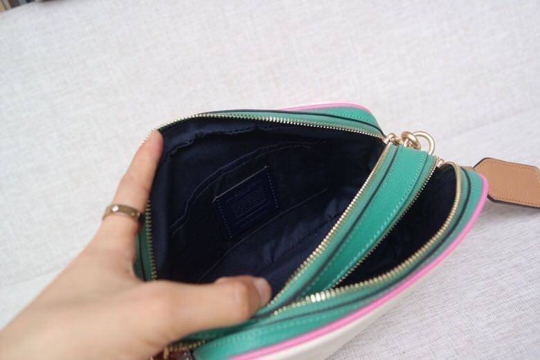 Coach Leather Jes Crossbody in Colorblock ((72704)) กระเป๋าสะพายข้าง//ครอสบอดี้ร์ วัสดุหนังแท้ หนังนิ่มสวยงาม มากๆค่ะ ด้านหน้ามีโลโก้แบรนด์เด่นชัดสะดุดตา ช่องหลักแบ่งเป็น2ซิป แต่ละช่องกว้าง ใส่กระเป๋าเงินใบยาวได้ ของอื่นๆได้จุค่ะ มีช่องเล็กให้ใส่ของจุกจิก