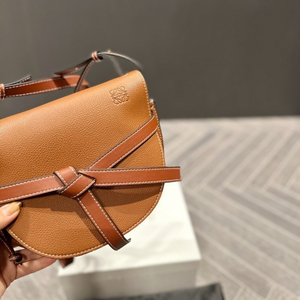 LOEWE gate dual bag / LOEWE CROSSBODY BAG VIP กระเป๋าถือหรือสะพาย Limited ทรงอานม้าสวยอยู่ทรง