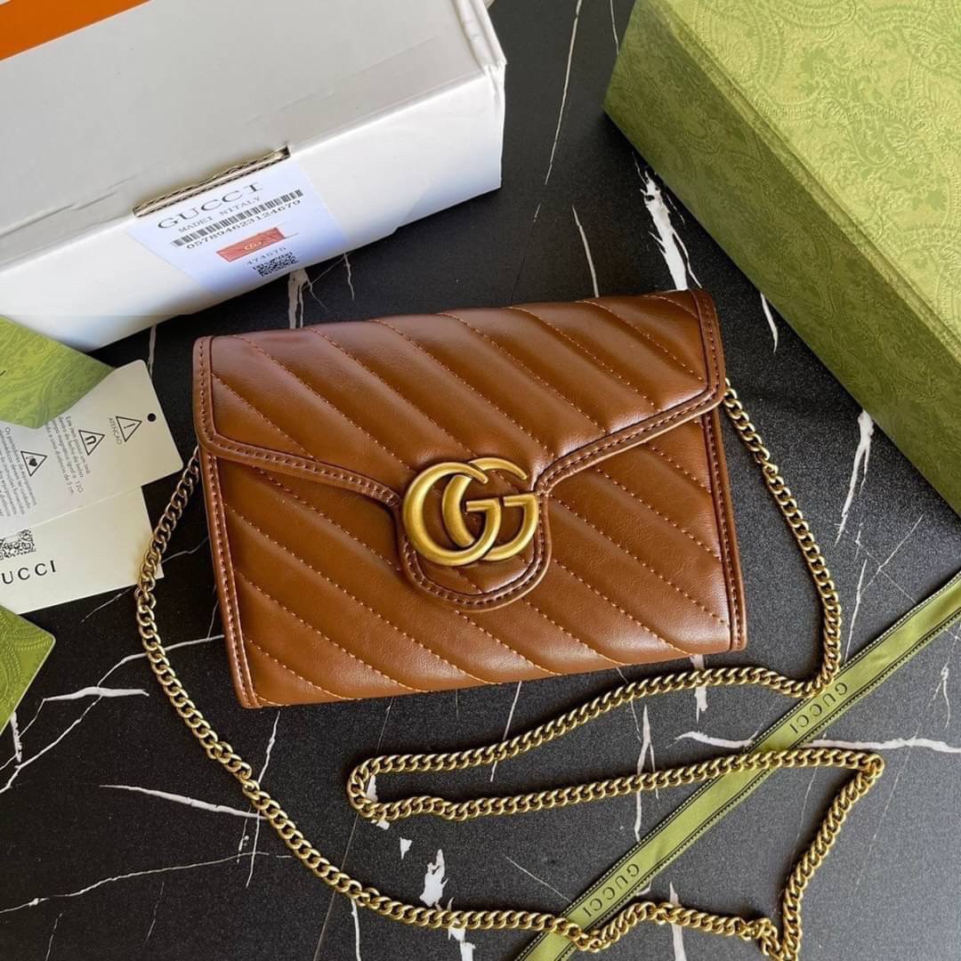 หนังแท้ GG Marmont matelassé mini bag พร้อมส่งที่ไทย GUCCI Wallet on Chain ภาพสินค้าถ่ายจากงานขายจริง รุ่นนี้หนังสวยมากค่ะ ละมุนที่สุด ใส่บัตร ใส่แบงค์ได้ รับรองว่าจะเป็นกระเป๋าที่จะหยิบใช้งานได้บ่อยๆ รับประกันความสวยปังค่าาา