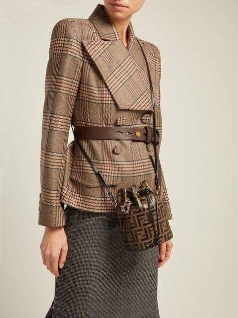 Fendi MonTresor mini Bucket Bag กระเป๋าถือหรือสะพายข้าง วัสดุหนังแท้หนังแข็ง ทรงขนมจีบ ลายแบรนด์ อะไหล่ทองหรูหรา จุของได้เยอะ น้ำหนักเบา ตั้งอยู่ทรง ด้านในโล่ง มี2สาย สายสั้น+ยาว ถอดสายได้ Crossbody ได้ สายยาวปรับระดับได้ คุ้มสุดๆ ใบนี้ไม่ควรพลาดค่ะ ดาราเ