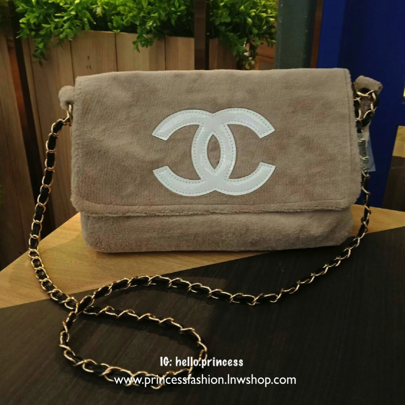 NEW UPDATE 2019! Chanel Beaute Crossbody Bag กระเป๋าถือหรือสะพายพรีเมี่ยมของเเท้จาก Chanel Cosmetic Counter VIP Gift รุ่นแนะนำวัสดุขนวูฟสีเบจหนานุ่มตัดโลโก้แบรนด์หนังแก้วสวยโดดเด่น น้ำหนักเบา เปิดปิดด้วยฝาปิดกระดุมแม่เหล็ก ใบใหญ่กำลังดีใส่ ipad กระเป๋าสตา