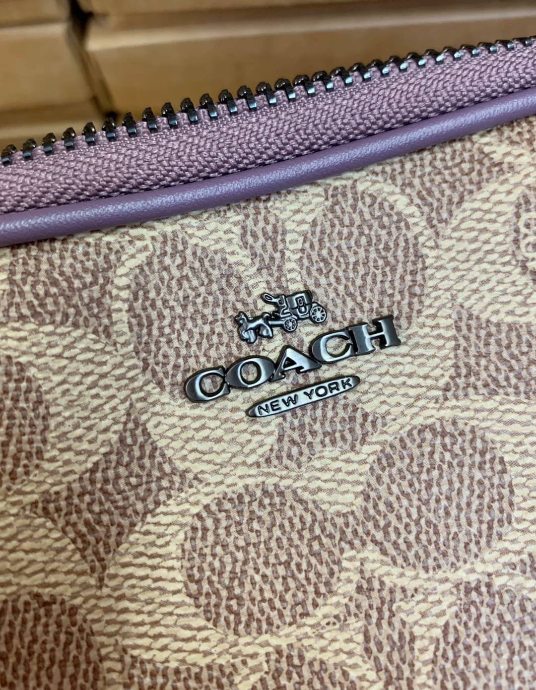 COACH CROSSBODY CLUTCH IN SIGNATURE BAG 💋รุ่นฮิต+สีหายากค่ะ!! กระเป๋าสะพาย+คล้องมือได้ วัสดุหนังแท้ผสมpvcค่ะ มีช่องซิปคู่ ภายในช่องใส่มือถือได้ทุกรุ่น;กระเป๋าเงินใบสั้นได้ ใส่ของจำเป็นสาวๆได้ครบค่ะ มีช่องเสียบบัตร2ช่อง และช่องโล่งให้ใส่ของจุกจิกค่