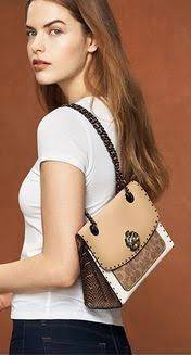 COACH PARKER SIGNATURE SHOULDER BAG กระเป๋าสะพายข้าง/ crossbody หนังแกะแท้ น้ำหนักเบา สวยหรู เปิดปิดกระเป๋าแบบหมุนล็อค อะไหล่รูปเป็นดอกคามิเลีย ภายในกระเป๋ากว้าง แบ่ง 2 ช่องหลัก ช่องซิปคั่นกลางเป็นสัดส่วน ใส่ wallet ยาว ของส่วนตัวใช้ได้ บุหนังกลับผสมกำมะห