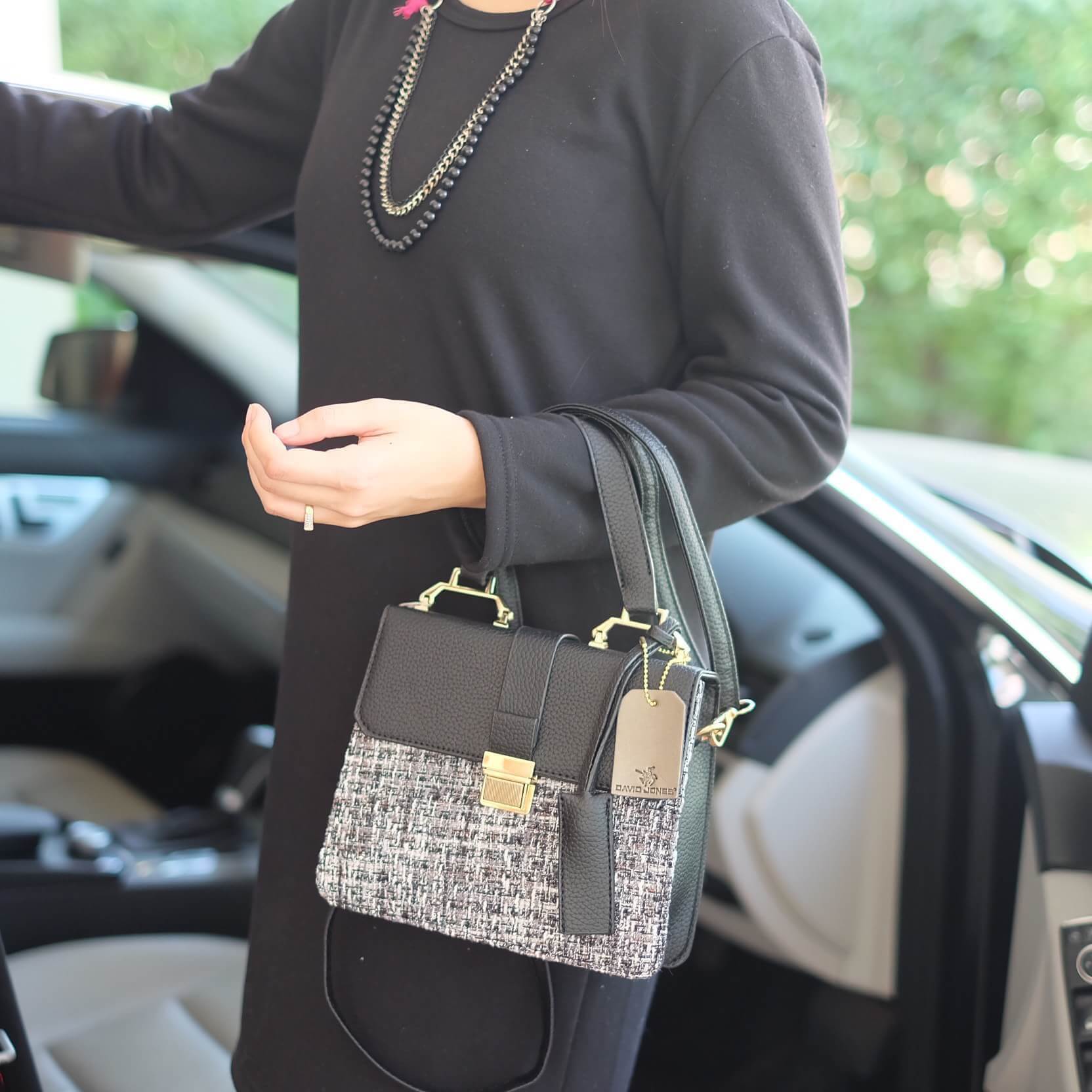 งานแท้ชนช้อป รุ่นใหม่ล่าสุด จากแบรนด์ David Jones สวย น่ารัก ขนาดตอบทุกโจทย์การใช้งาน เห็นแล้ว หลงรักเลยคะ ตัวกระเป๋าขนาดกำลังดี จุของคุ้ม สวยมาก ดูแลรักษาง่าย พร้อมสายสะพายยาว ภายในมีช่องซิป และช่องใส่ของจุกจิก 2 ด้าน เลยค่า ใบจริงน่ารักมากคะ ถือสะพายได้