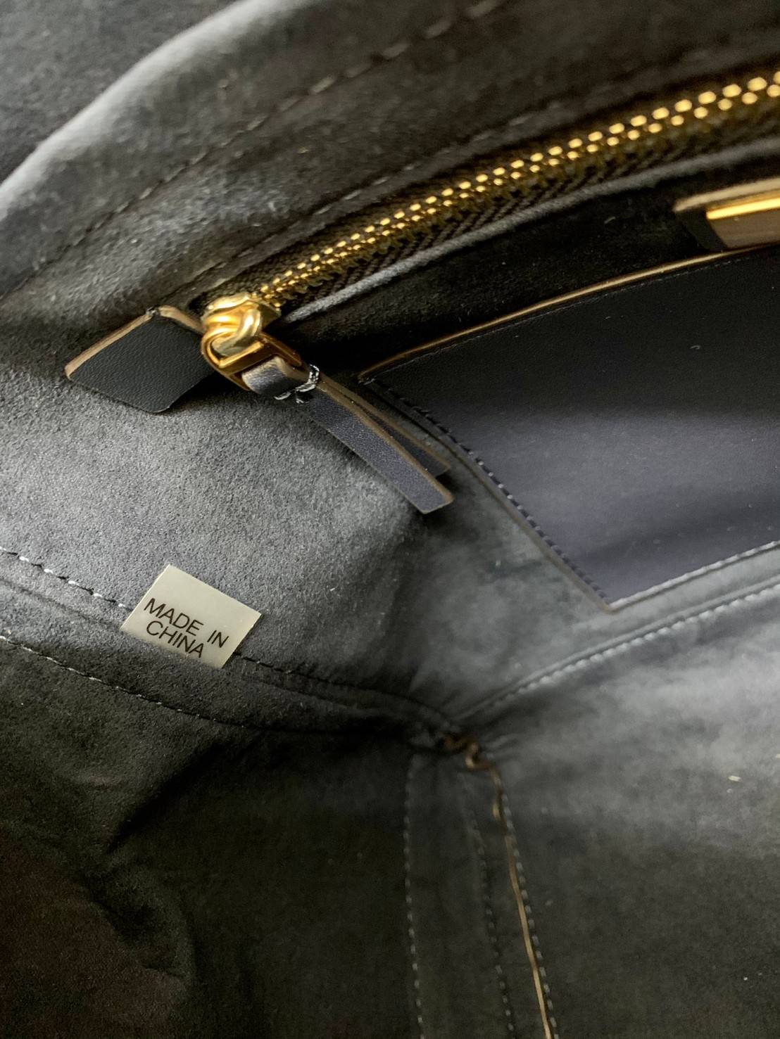 OUTLET 】Tory Burch T Monogram Jacquard Tote Bag ใบใหญ่ใส่จุมากค่ะสาวๆ! พร้อมส่ง! กระเป๋าที่สามารถใช้ได้กับทุกๆวัน วัสดุJacquard+หนัง ได้ลงตัว สวยงามค่ะ ปากกระเป๋าแบบหูรูด ที่จับอะไหล่แบรนด์สวย ภายในกระเป๋ากว้างมากๆ สาวๆที่สัมภาระเยอะนี่หายห่วงไปเลยค่ะ มีช