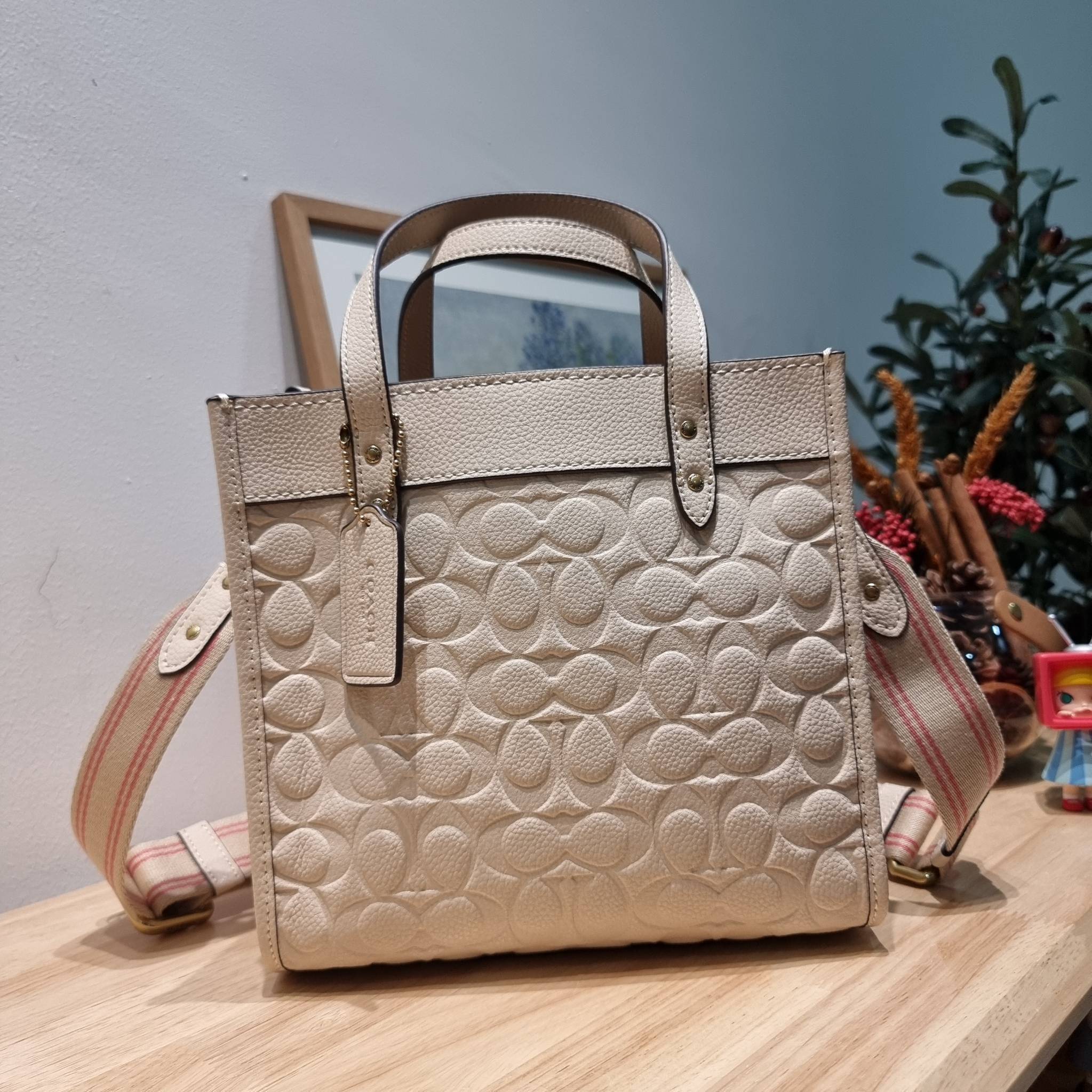 COACH C4829 FIELD TOTE 22 IN SIGNATURE LEATHER คอลเลคชั่นสุดหรู กับกระเป๋าทรงโท้ท ไซส์กำลังสวย ดีเทลหนังปั๊มเต็มใบ สีโทนผู้ดีม้าก บวกกับสายสะพายสีตัดกับกระเป๋า เพิ่มมูลค่าไปอีก ทำให้ไอเท็มนี้ดึงดูดทุกสายตา