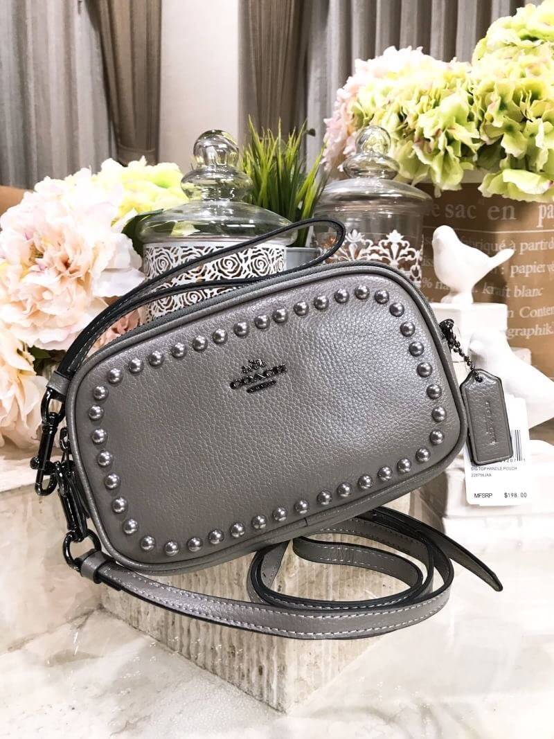 COACH FACTORY Crossbody Clutch with Rivets กระเป๋าสะพายพร้อมสายคล้องข้อมือ ขนาดกำลังน่ารัก วัสดุหนังเรียบ สวยอยู่ทรง ด้านหน้ามี logo brand ประดับหมุดรอบสุดชิค เปิดปิดด้วยซิป แบ่ง 2 ช่อง ภายในโล่ง มีช่องเล็ก พร้อมสายคล้องข้อมือ และสายยาวถอด ปรับได้ค่ะ