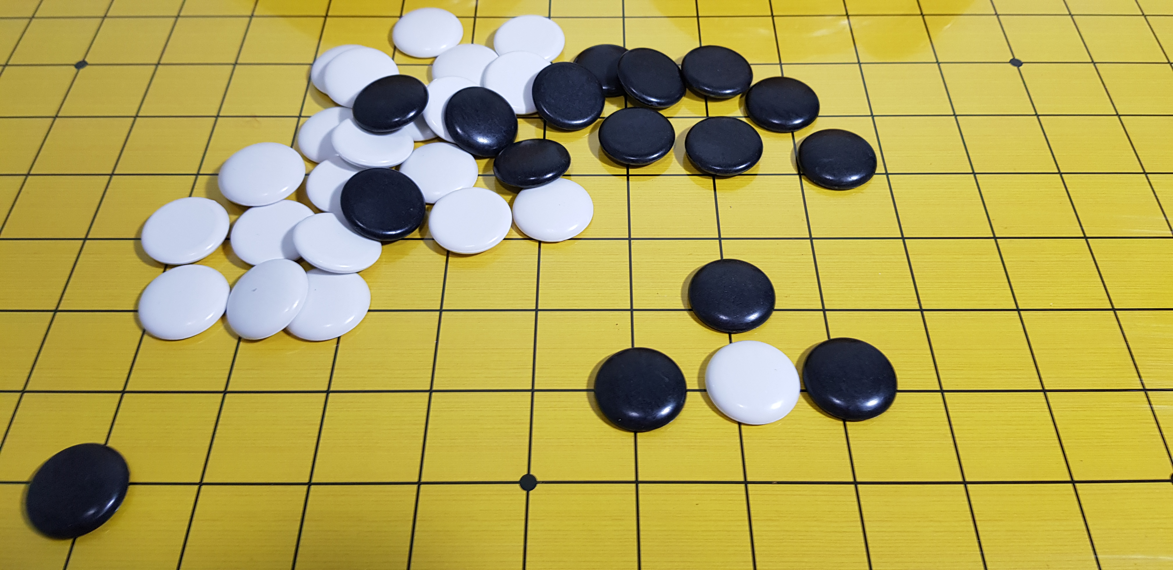 ชุดหมากล้อมพร้อมกระดานหนา0.8cm.(13x13,19x19เส้น)พร้อมเม็ดนูนด้านเดียวและโถทรงหวาย