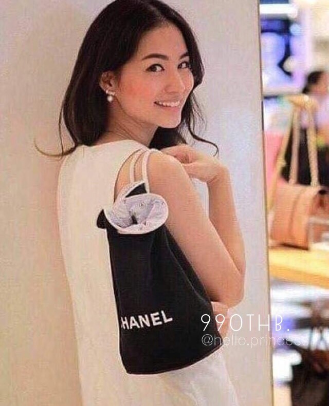 CHANEL VIP BEAUTE AUTHENTIC CANVAS DUFFLE BAG VIP Gift With Purchase รุ่น Limited Edition จาก Chanel Beaute ของแท้นำเข้าจากเคาเตอร์ต่างประเทศ วัสดุ Canvas เนื้อหนาภายในบุด้วย 100% Polyester สกรีนโลโก้แบรนด์ เปิดปิดแบบ Drawstring ใส่ ipad mini เครื่องสำอาง
