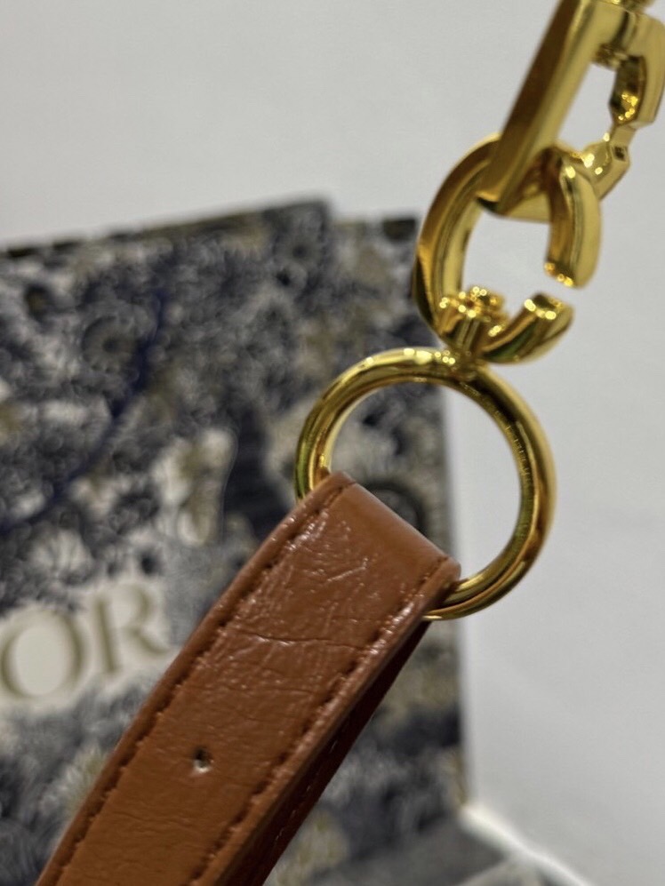 Dior Medium D-Journey Bag 35cm กระเป๋าสะพายนิยามใหม่ดีไซน์ทันสมัย โดดเด่นด้วยรูปทรงโฮโบที่มาพร้อมกับดีไซน์ที่นุ่มนวลและทันสมัย ดีเทลดูดีมีกิมมิคในตัว ภายในโล่งกว้าง