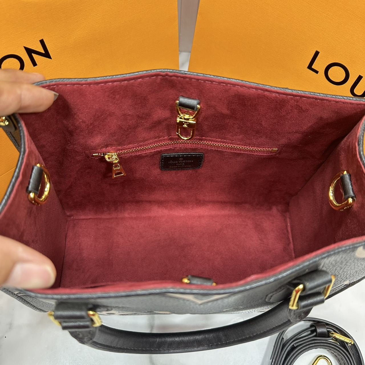 ORI หนังแท้ | LV OnTheGo PM bag กระเป๋าสะพายทรงโท้ท Monogram Empreinte ประทับลาย Medium Bicolor พกพาของใช้ที่จำเป็นอย่างมินิแท็บเล็ต เลือกใช้งานได้หลายรูปแบบ