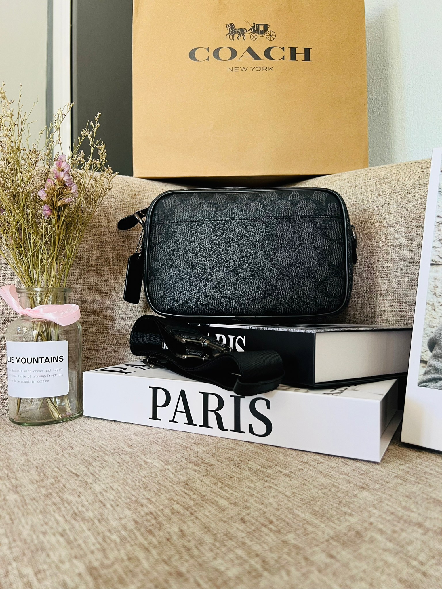 COACH GRAHAM CROSSBODY IN SIGNATURE CANVAS F50715 ผ้าใบเคลือบซิกเนเจอร์พร้อมรายละเอียดหนังลูกวัวที่ผ่านการกลั่น| ภายในกระเป๋ามัลติฟังก์ชั่น| ปิดซิป ซับในผ้า| ด้านนอกมีซิปและกระเป๋าสลิป| สายสะพายถอดได้ 53" สำหรับสะพายไหล่หรือ crossbody