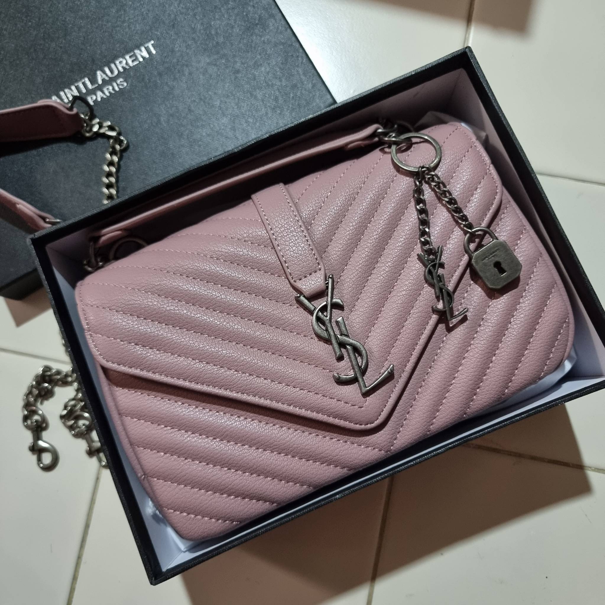 Yves Saint laurent crossbody boutique vip bag กระเป๋าสะพายไหล่ ดีไซน์ทรงสวยหรู พิเศษ แถมฟรี พวงกุญแจห้อยโลโก้ ดูแพงไปหมดจริงๆไอเท็มนี้ วัสดุหนังสังเคราะห์ลายคาร์เวีย เปิด-ปิดด้วยกระดุมแม่เหล็ก ภายในโล่งกว้าง แบ่งสัดส่วนไว้อย่างดี มาพร้อมหูจับในตัว และสายส