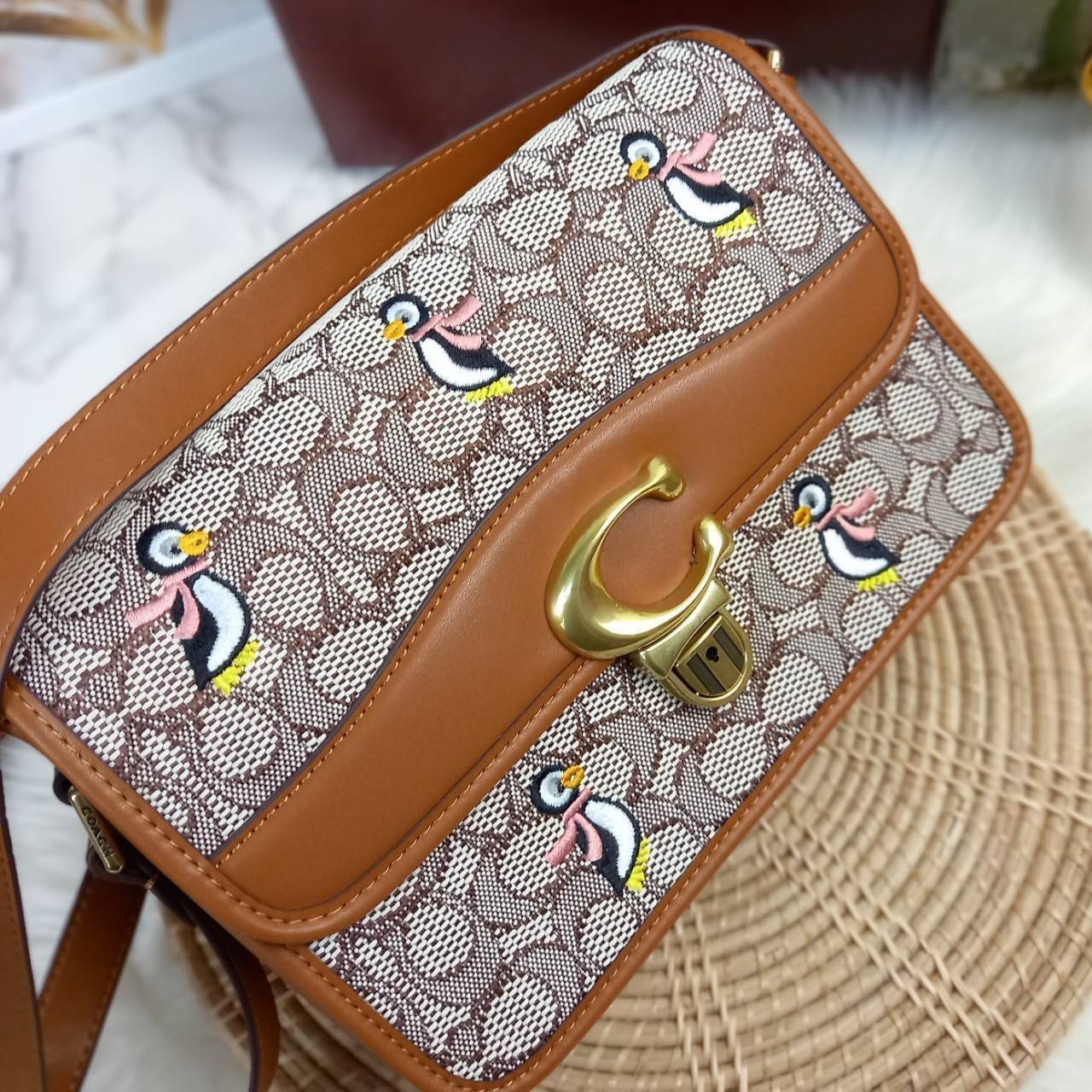 COACH STUDIO SHOULDER BAG IN SIGNATURE JACQUARD WITH PENGUIN MOTIF (C7935) กระเป๋าสะพาย ดีไซน์เฉียบ! สุดคลาสสิค ที่เป็นเอกลักษณ์เฉพาะตัว//วัสดุ JACQUARD พิมพ์ลาย SIGNATURE ผสมหนังแท้ รูปทรงสวย ดีเทลเรียบหรู เพิ่มดีไซน์โดดเด่น ด้วยการปักเย็บ รูปเพนกวินสุดน