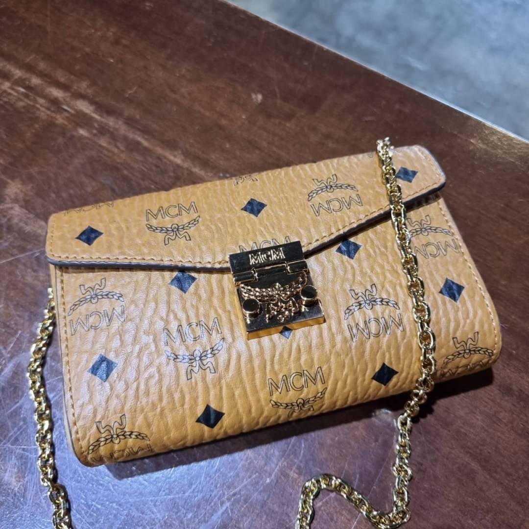 M.C.M SMALL MILLIE FLAP CROSSBODY IN VISETOS ไซส์ใหม่พกพาสะดวก!! กระเป๋าสะพายกึ่งคลัทช์ รอบนี้มาไซส์สวย สามารถใช้แทนกระเป๋าสตางค์ได้เลย ใส่โทรศัพท์มือถือได้ทุกรุ่น ใส่ของสำคัญสบายๆ มาพร้อมสายสะพายโซ่สีทองหรูหรา รูปทรงดีไซน์ร่วมสมัย ใช้งานง่ายด้วยตัวล็อค ว