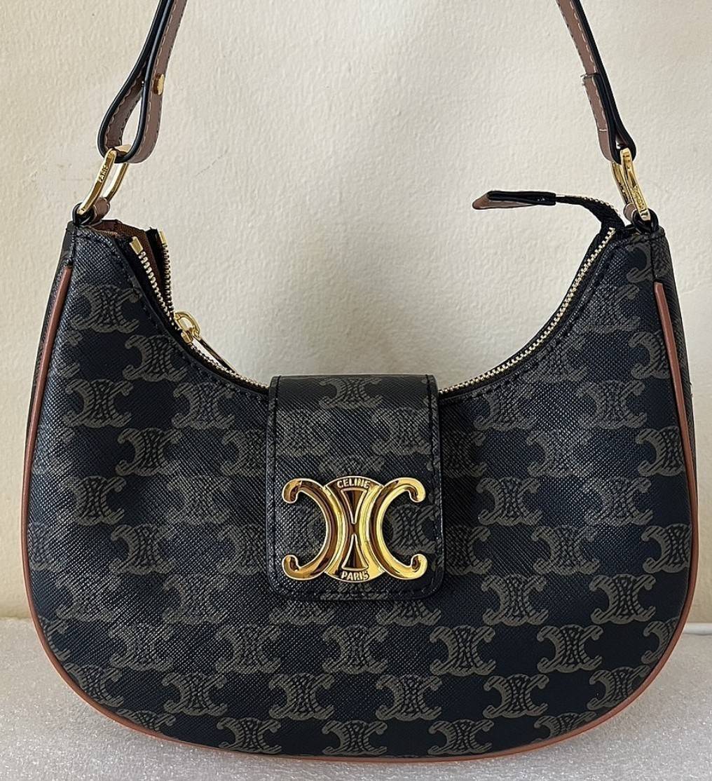 CELINE AVA TRIOMPHE SOFT BAG IN TRIOMPHE CANVAS AND CALFSKIN / CELINE SHOULDER BAG วัสดุ TRIOMPHE CANVAS รุ่นใหม่ล่าสุดดีไซน์สวยหรู หนังสวยอยู่ทรง ภายในโล่งกว้าง