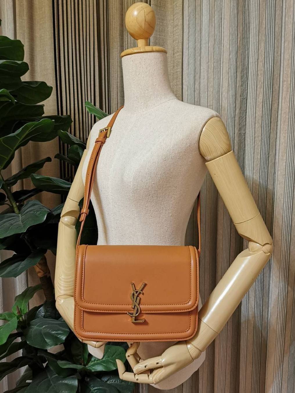 VIP 】YVES SAINT LAURENT BAG VIP GIFT WITH PURCHASE (GWP) Must Have! พร้อมส่งความสวย..items หายาก! พรีเมี่ยมกิ้ฟ Limited จาก YSL DUTY FREE COUNTER วัสดุหนังแท้ Calf skin ทรงสี่เหลี่ยมหนังสวยหรูอยู่ทรงเปิดปิดด้วยฝาปิดโลโก้แบรนด์อะไหล่ทอง ภายในโล่งมีLogo มีช