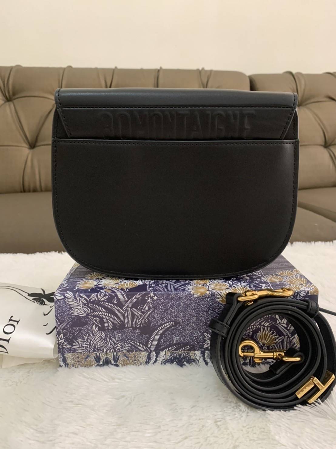 Dior Bobby Bag (GWP) พรีเมี่ยมกิ้ฟ Limited Edition วัสดุหนังแท้ Calfskin อะไหล่ทอง กระเป๋าหรูยอดฮิต ดีไซน์เป็นทรงโค้งเรียบหรูแบบโบฮีเมียนนิดๆ ด้านหน้าประดัลโลโก้ CD เด่นชัด ตอกย้ำความเป็นแบรนด์หรู Christian Dior แมทกับชุดได้ง่าย ใช้ได้ทุกวัน ทั้งสะพายไหล่